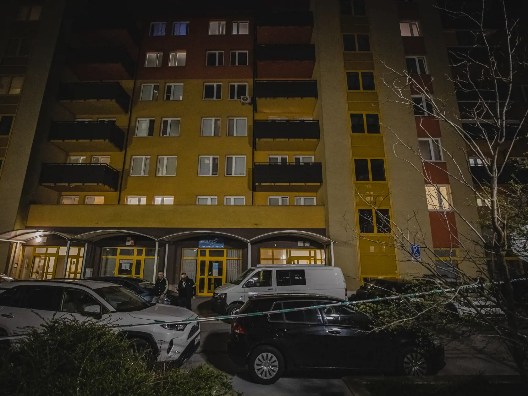 Polícia krátko po 10.15h prijala informáciu, v zmysle ktorej malo dôjsť k pádu osoby mužského pohlavia z jedného z bytov na Vyšehradskej ulici v Petržalke. Muž bol privolanou záchrannou službou prevezený do jednej z nemocníc, kde zraneniam podľahol. 
Krátko po 15.00 h sme prijala ďalšie oznámenie, v zmysle ktorého malo dôjsť na uvedenej adrese k pádu ďalšej osoby – tentokrát ženského pohlavia. Tá utrpela pádom zranenia, ktorým na mieste podľahla. 
Policajti na mieste vykonávali od prvotného ozná