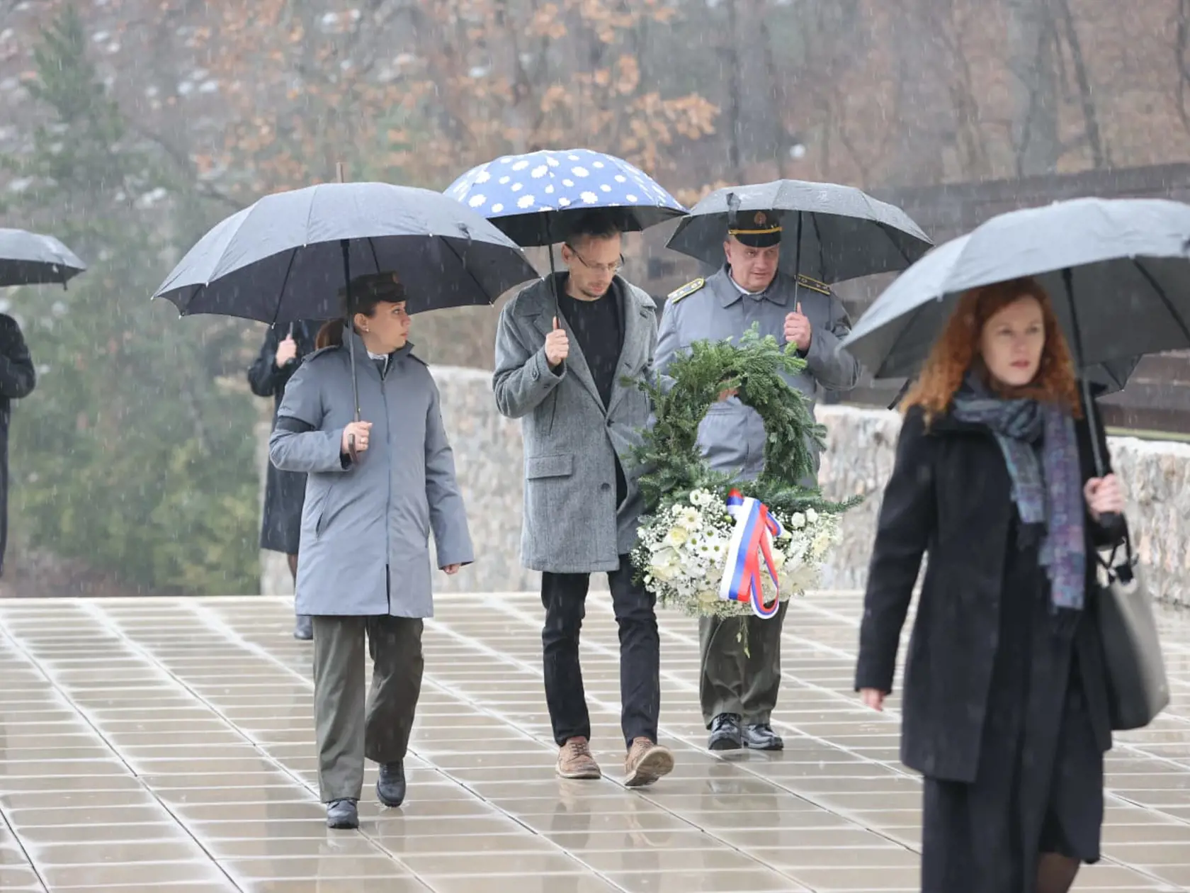 Pohreb Dušana Čaploviča v bratislavskom krematóriu. Rozlúčiť sa prišli priatelia, rodina a bývalí kolegovia.