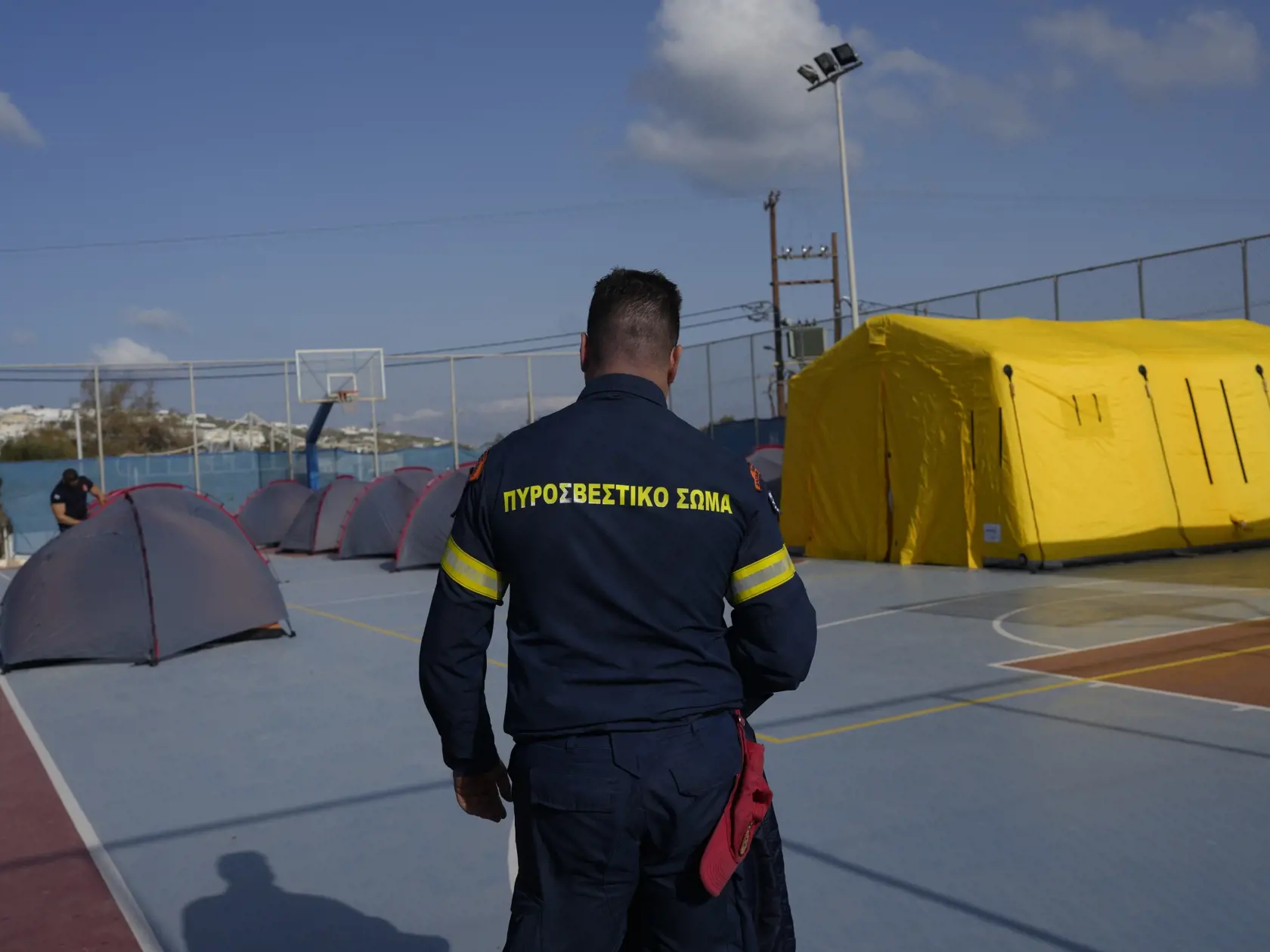 Podmorské zemetrasenie, ktoré bolo cítiť až v Aténach, však nespôsobilo žiadne škody ani zranenia. O dve hodiny neskôr nasledoval ďalší otras s magnitúdou 5,0. 
        Podľa údajov zmieneného inštitútu bolo v pondelok severovýchodne od ostrova Santorini evidovaných vyše 120 otrasov - v priemere zhruba päť každú hodinu.