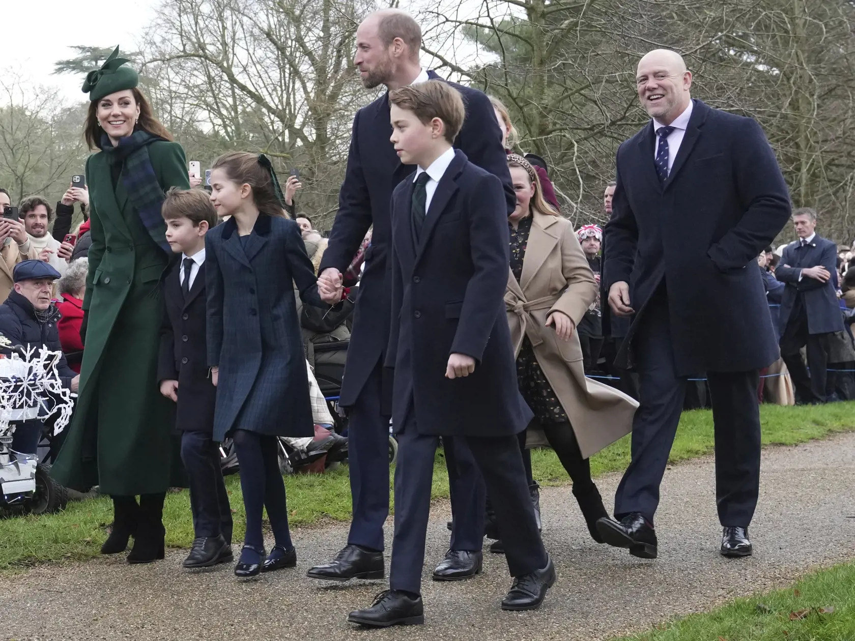 Britský princ William (v popredí druhý sprava), jeho manželka Kate (vľavo), princezná z Walesu, a ich deti, princ Louis (druhý zľava), princezná Charlotte (tretia zľava) a princ George (v popredí vpravo) prichádzajú na tradičnú vianočnú omšu v anglickom Sandringhame v stredu 25. decembra 2024. FOTO TASR/AP