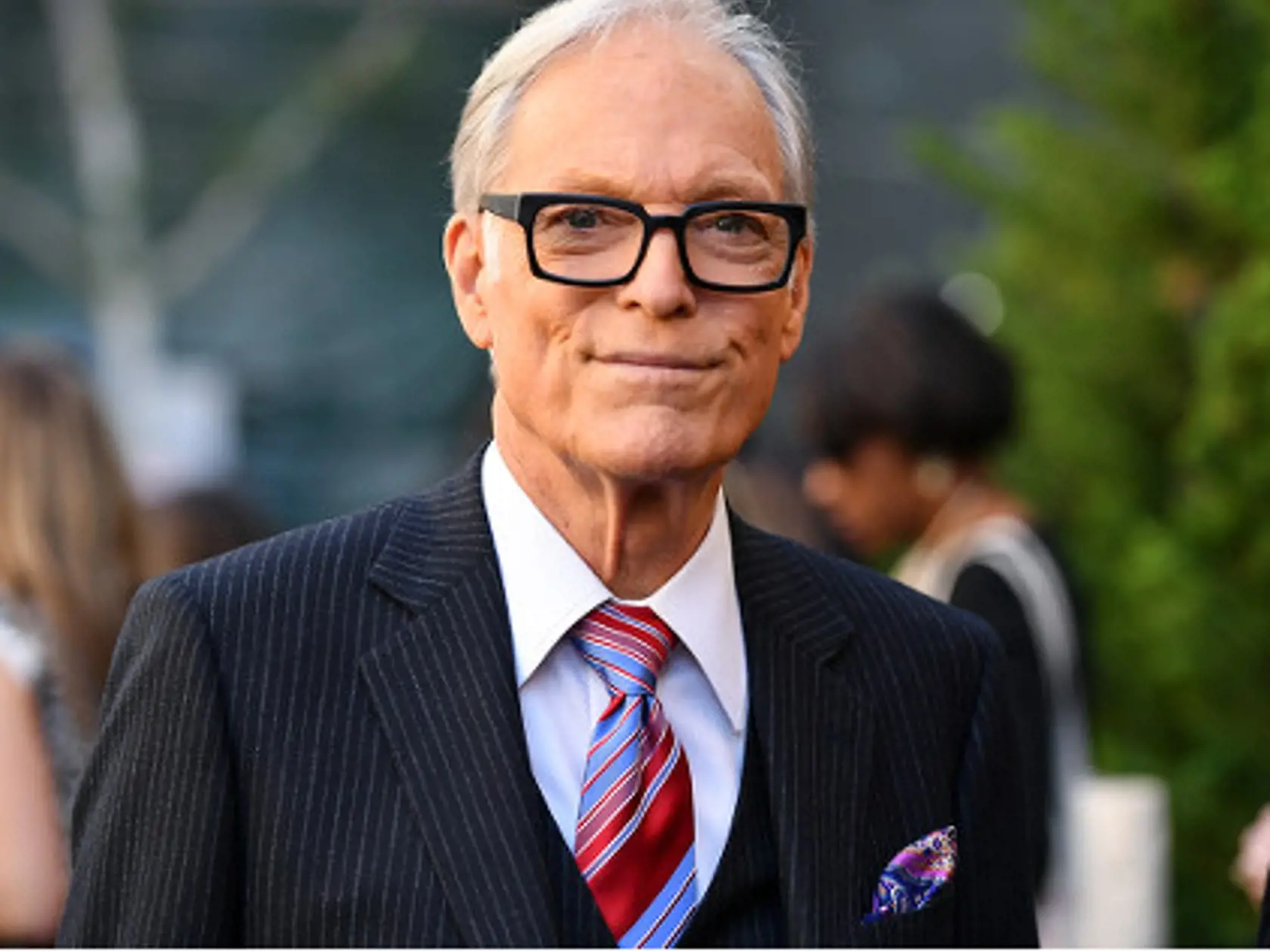 Richard Chamberlain v súčasnosti.
Ralph je prostoreký a podmanivý kňaz, ktorý sa ocitne kdesi na konci sveta, aby sa staral o svoje ovečky. I keď o tom bulvár špekuloval dlhý čas, Richard (89) priznal svoju homosexualitu až v 68. rokoch. Na verejnosti sa vždy objavoval so ženou, ktorú mu dohodila produkcia, aby to nenarušilo jeho „imidž”. V skutočnosti žil viac než 30 rokov s o 20 rokov mladším hercom Martinom Rabettom.