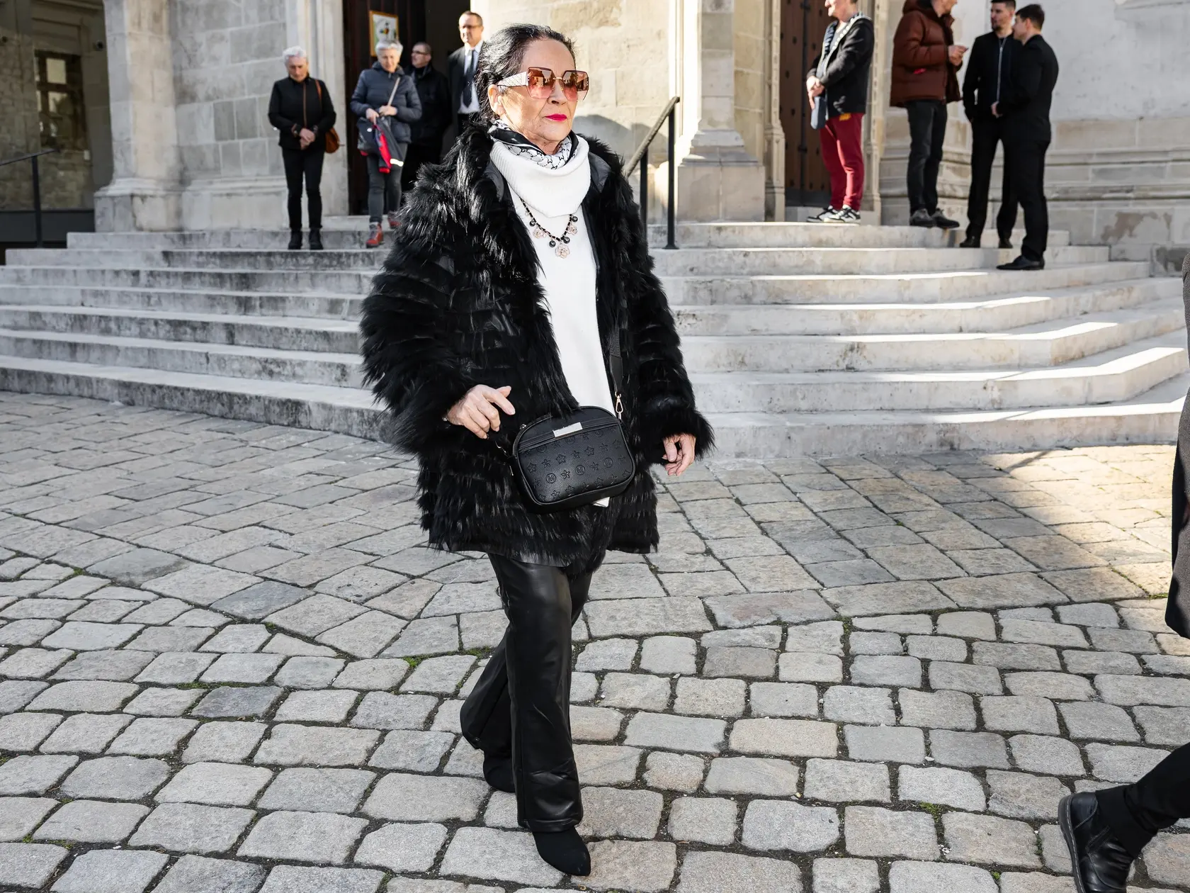 Posledná rozlúčka s hercom Štefanom Kvietikom za účasti rodiny aj verejnosti v Katedrále sv. Martina v Bratislave. Na snímke Hana Gregorová.