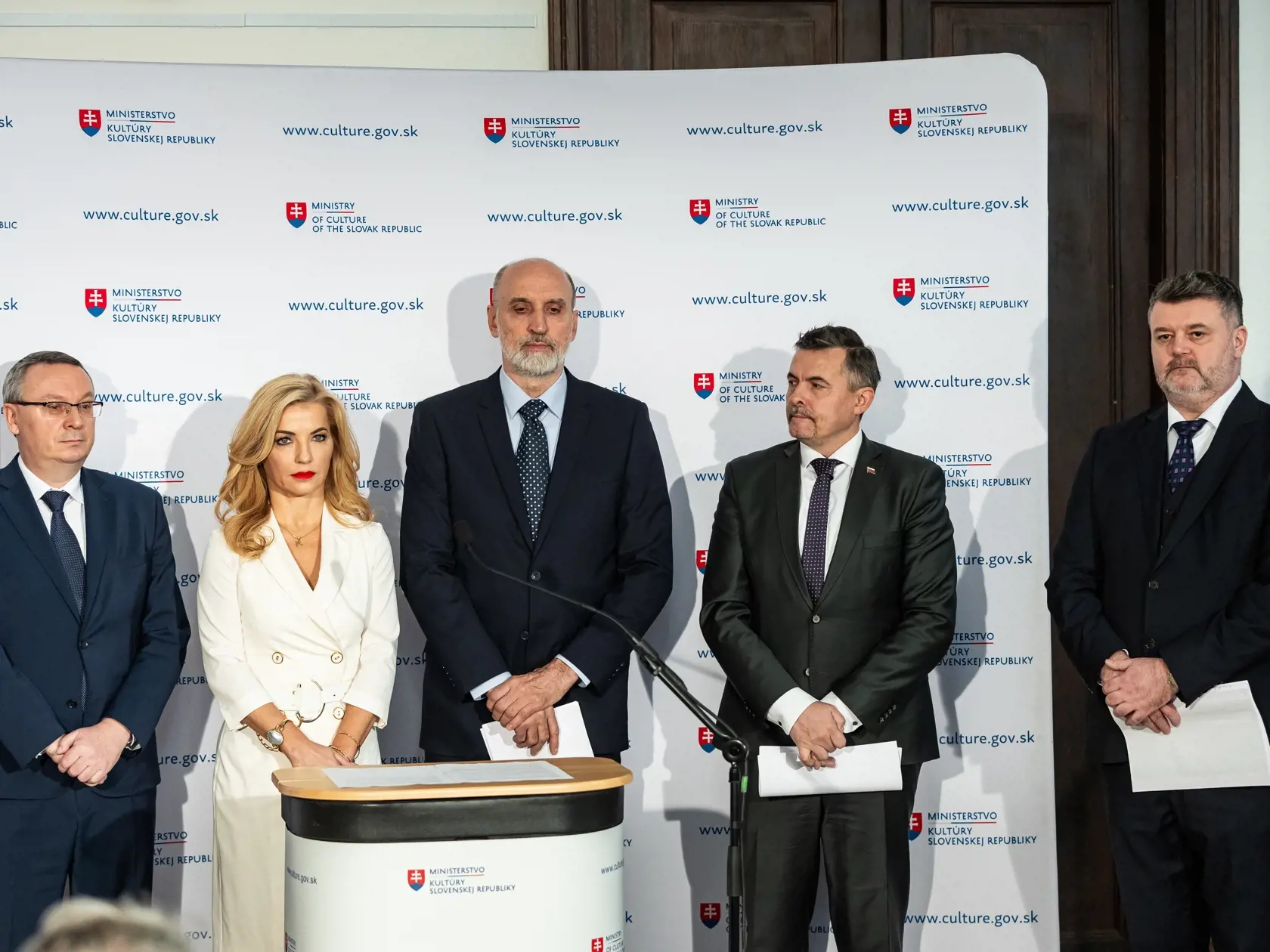 Tlačová konferencia Ministerstva kultúry SR k výsledkom auditu v Slovenskej národnej galérii. Na snímke Martina Šimkovičová, Lukáš Machala a Jaroslav Niňaj.