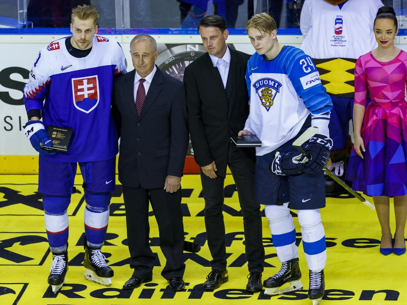 Na snímke Erik Černák a Kaapo Kakko počas zápasu A skupiny Majstrovstiev sveta v ľadovom hokeji v košickej Steel Aréne.