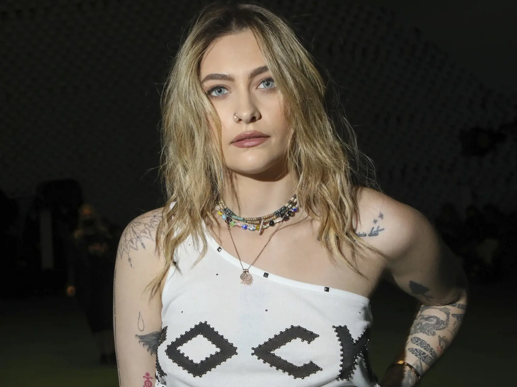Na snímke americká herečka modelka, speváčka a dcéra bývalého kráľa popu Michaela Jacksona Paris Michael Katherine Jacksonová prichádza na  módnu prehliadku návrhárky Stelly McCartneyovej pre sezónu jar/leto 2022 v rámci týždňa módy v Paríži 4. októbra 2021. FOTO TASR/AP