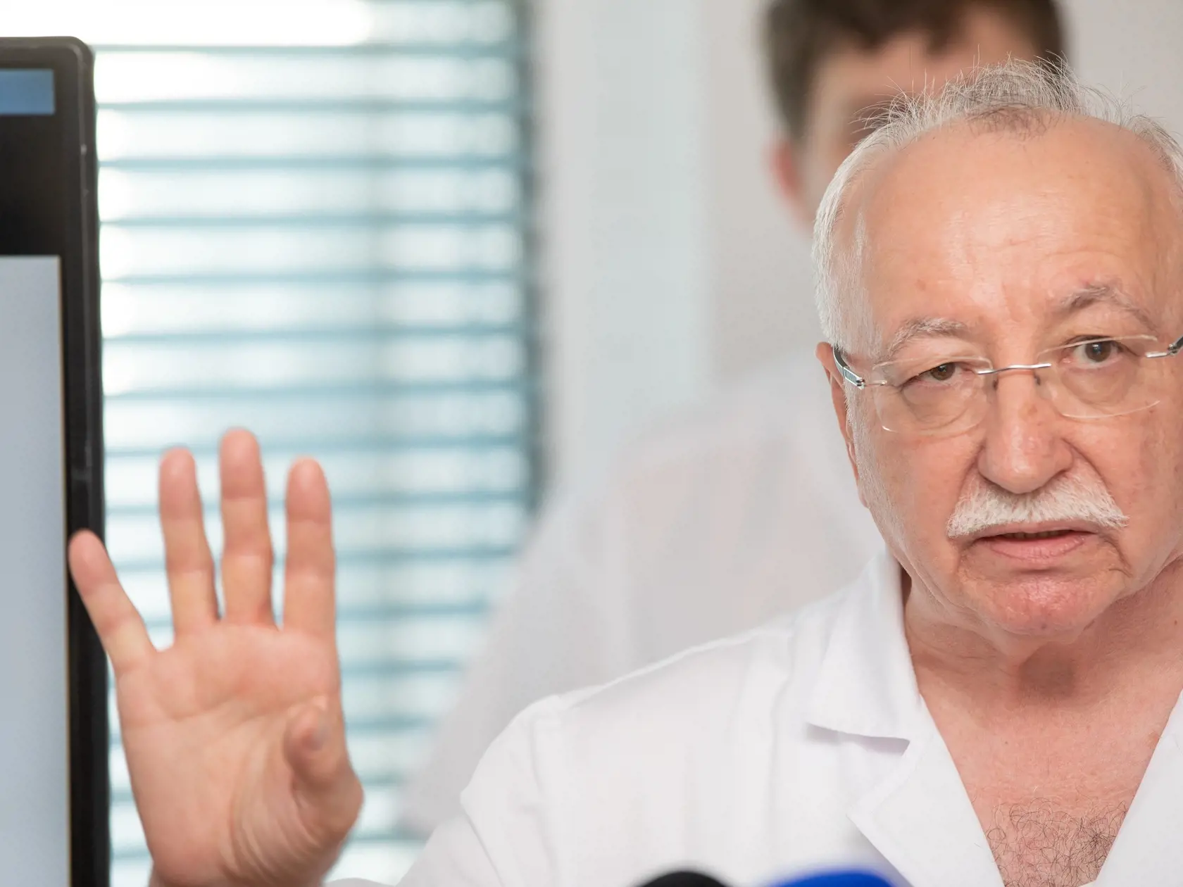 Na fotkách je Prof. MUDr. Juraj Šteňo DrSc na tlačovéj konferencií po tom, čo sa dve špičkové nemocnice nevedeli dohodnúť, kto bude operovať 15-ročného Lukáša s nádorom na mozgu. Na tlačovú konferenciu prišli aj pacienti a ich príbuzní.Na fotke je Juraj Šteňo.