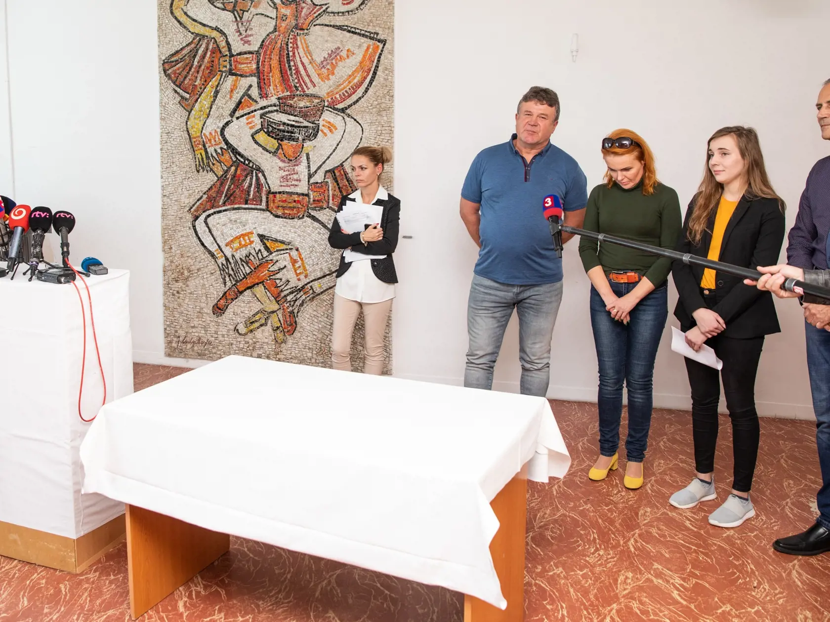 Na fotkách je Prof. MUDr. Juraj Šteňo DrSc na tlačovéj konferencií po tom, čo sa dve špičkové nemocnice nevedeli dohodnúť, kto bude operovať 15-ročného Lukáša s nádorom na mozgu. Na tlačovú konferenciu prišli aj pacienti a ich príbuzní.Na fotke je Michaela Hrúzová, Jaroslav Ďurčo, Marián a Simona Valkovský.