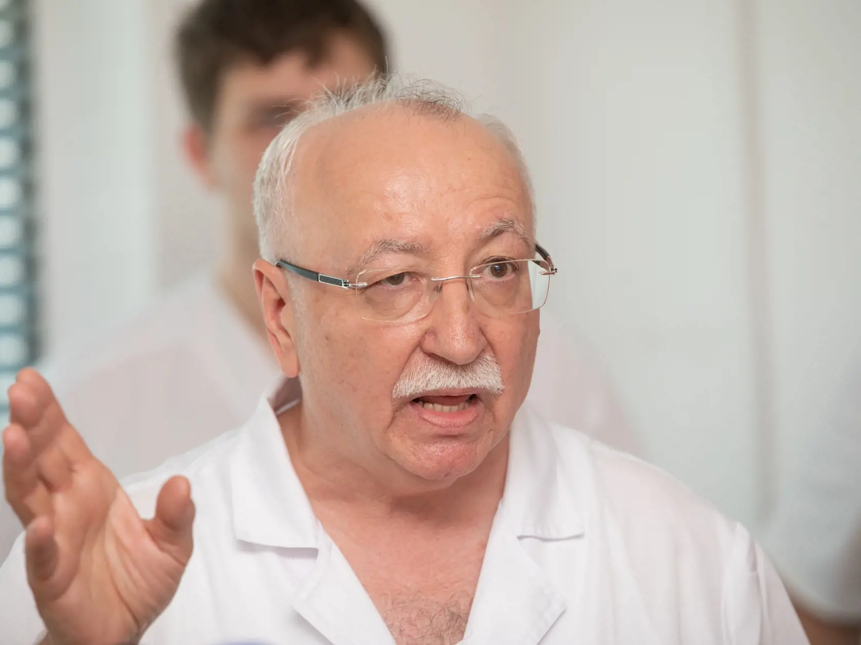 Na fotkách je Prof. MUDr. Juraj Šteňo DrSc na tlačovéj konferencií po tom, čo sa dve špičkové nemocnice nevedeli dohodnúť, kto bude operovať 15-ročného Lukáša s nádorom na mozgu. Na tlačovú konferenciu prišli aj pacienti a ich príbuzní.Na fotke je Juraj Šteňo.