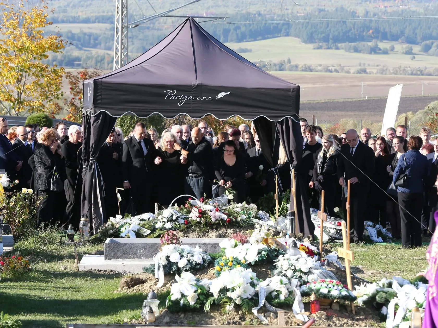 Posledná rozlúčka s nadanou študentkou Broňou. V sobotu (8.10.) sa rozlúčili rodiny Mareka a Brone so svojími milovanými deťmi, vnúčatami, a súrodencami. Ich mladé životy vyhasli vinou opitého vodiča.