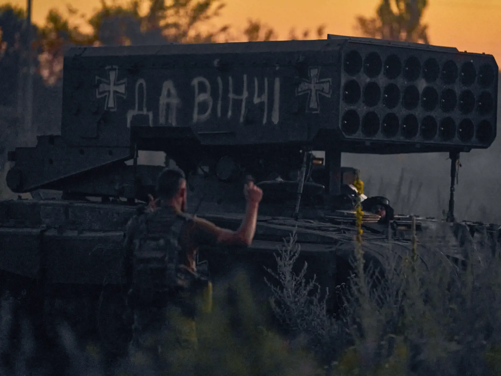 Na snímke ukrajinský vojak pripravuje ruský raketomet TOS-1A Solncepjok, ktorý ukoristil ukrajinský armádny prápor "Da Vinci", na frontovej línii pri Kreminne v Luhanskej oblasti na Ukrajine v piatok 7. júla 2023. Nápis na raketomete je "Da Vinci", čo je krycie meno veliteľa práporu Dmytra Kotsiubayla, ktorý bol v boji zabitý.