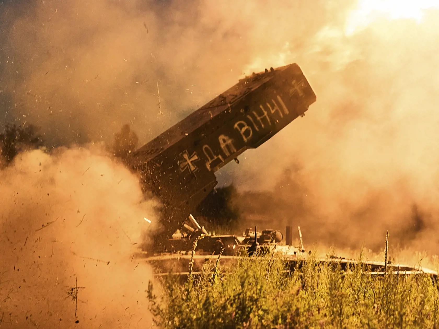 Ruský raketomet TOS-1A Solncepjok, ktorý ukoristil ukrajinský armádny prápor "Da Vinci", strieľa smerom k ruským pozíciám na frontovej línii pri Kreminne v Luhanskej oblasti na Ukrajine v piatok 7. júla 2023. Nápis na raketomete je "Da Vinci", čo je krycie meno veliteľa práporu Dmytra Kotsiubayla, ktorý bol v boji zabitý.