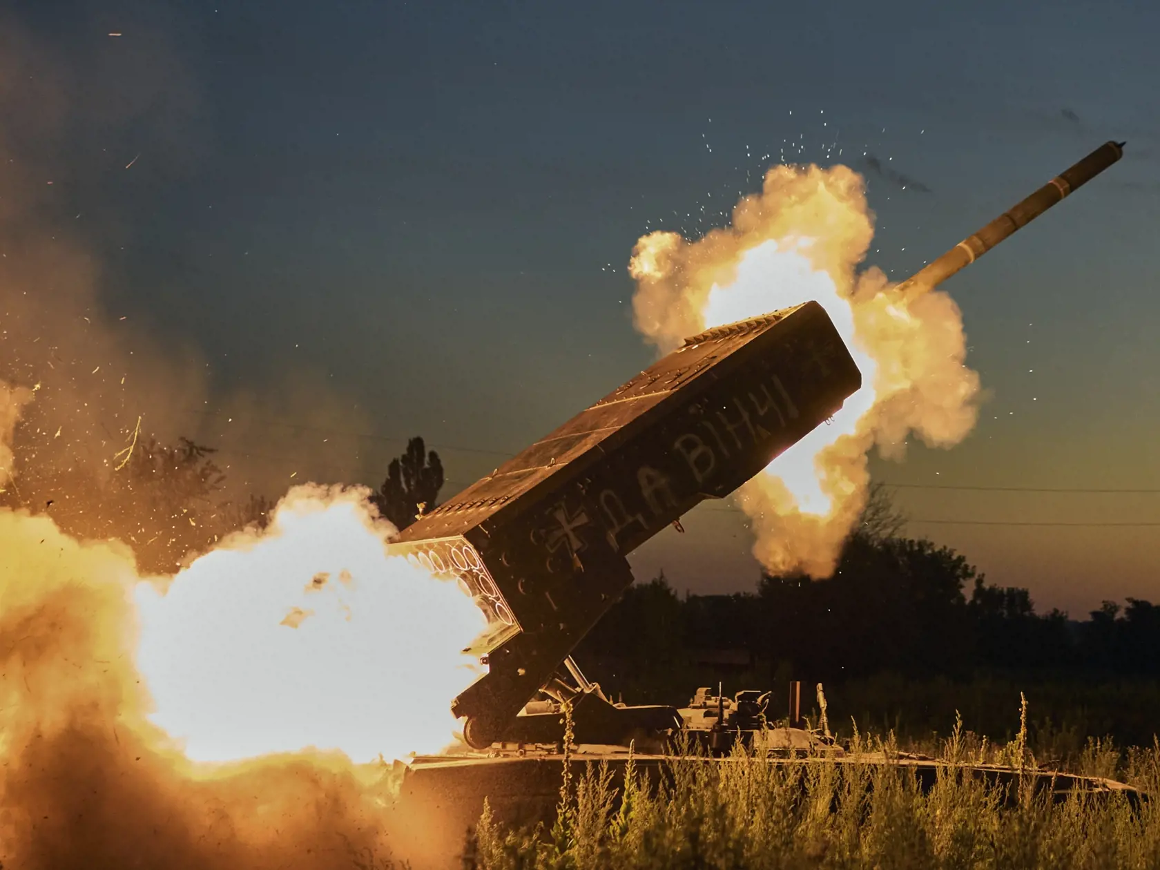 Ruský raketomet TOS-1A Solncepjok, ktorý ukoristil ukrajinský armádny prápor "Da Vinci", strieľa smerom k ruským pozíciám na frontovej línii pri Kreminne v Luhanskej oblasti na Ukrajine v piatok 7. júla 2023. Nápis na raketomete je "Da Vinci", čo je krycie meno veliteľa práporu Dmytra Kotsiubayla, ktorý bol v boji zabitý.