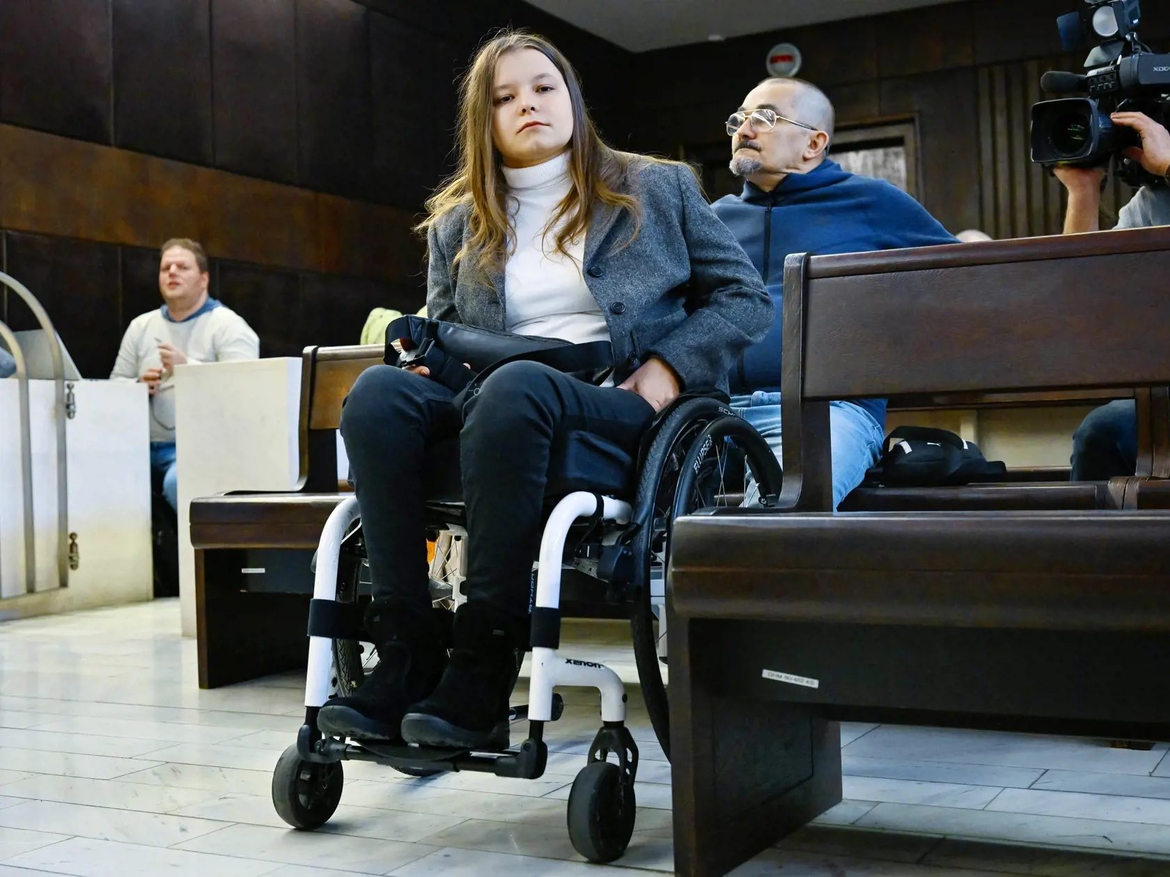 Inštruktor Vladimír Šeparnev, ktorý počas streleckého krúžku zranil študentku prvého ročníka, už pozná trest. Dostal tri roky s podmienečným odkladom na skúšobnú lehotu v trvaní štyroch rokov. Kadetke Miške má zaplatiť aj odškodné 48 640 eur, ministerstvu vnútra 5 662 eur a zdravotnej poisťovni 28 284 eur.