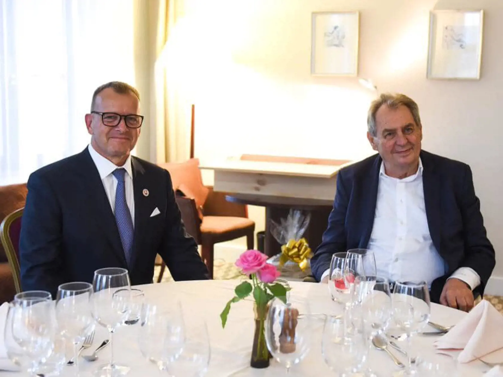 po Zemanovom boku sa objavil aj jeden pre mnohých nečakaný hosť. „Môj drahý priateľ prezident Miloš Zeman oslavuje významné jubileum 80 rokov. Je mi cťou , že som mohol spoznať takéhoto úžasného človeka a môžem ho označiť za môjho priateľa . Drahý Miloši, želám Ti všetko dobré k tvojim narodeninám. Veľa zdravia a britkého úsudku,“ zaželal Zemanovi predseda Sme Rodina Boris Kollár.
