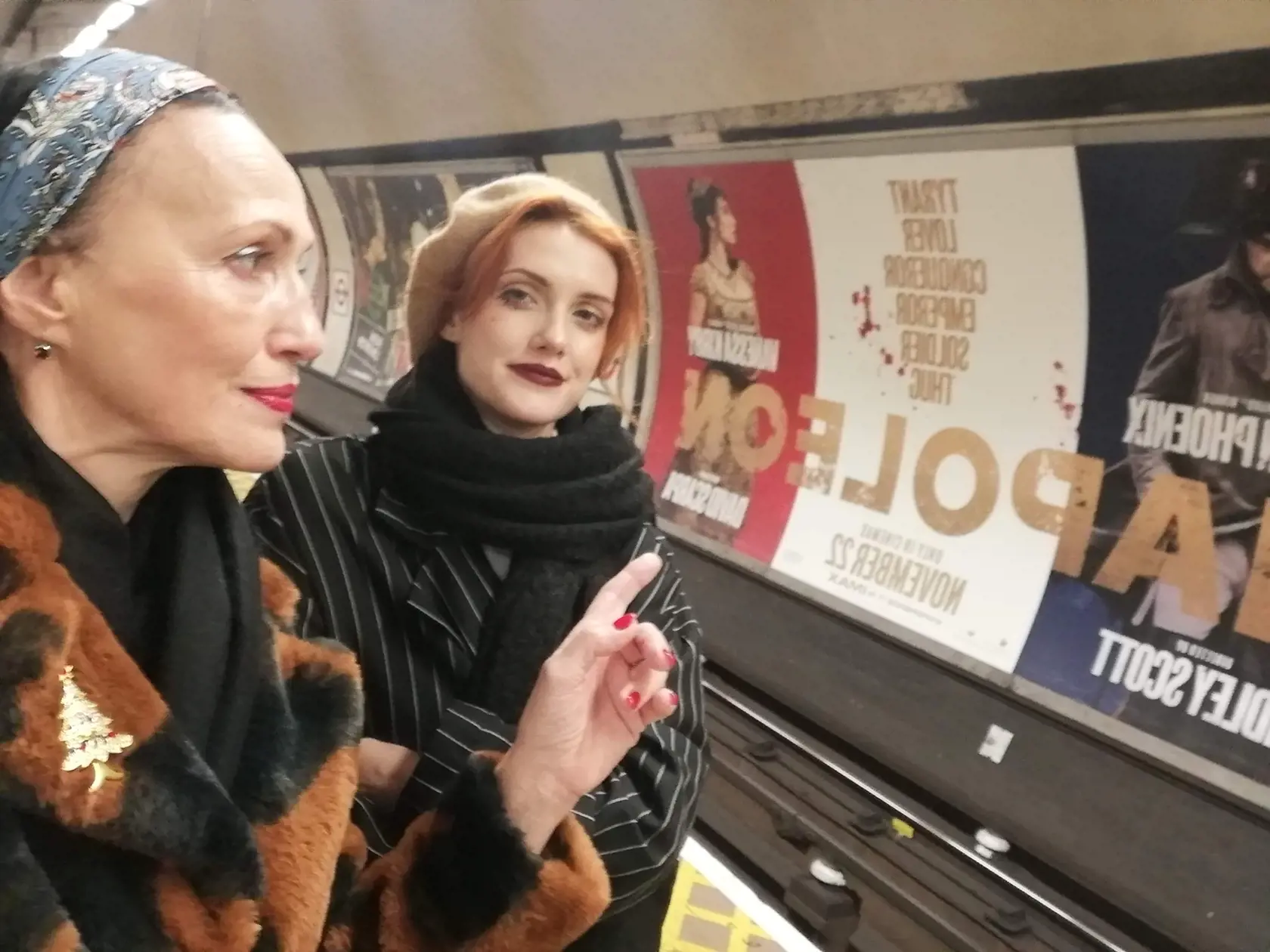 Tereza s mamou Danicou Hudákovou pred plagátom Napoleón.