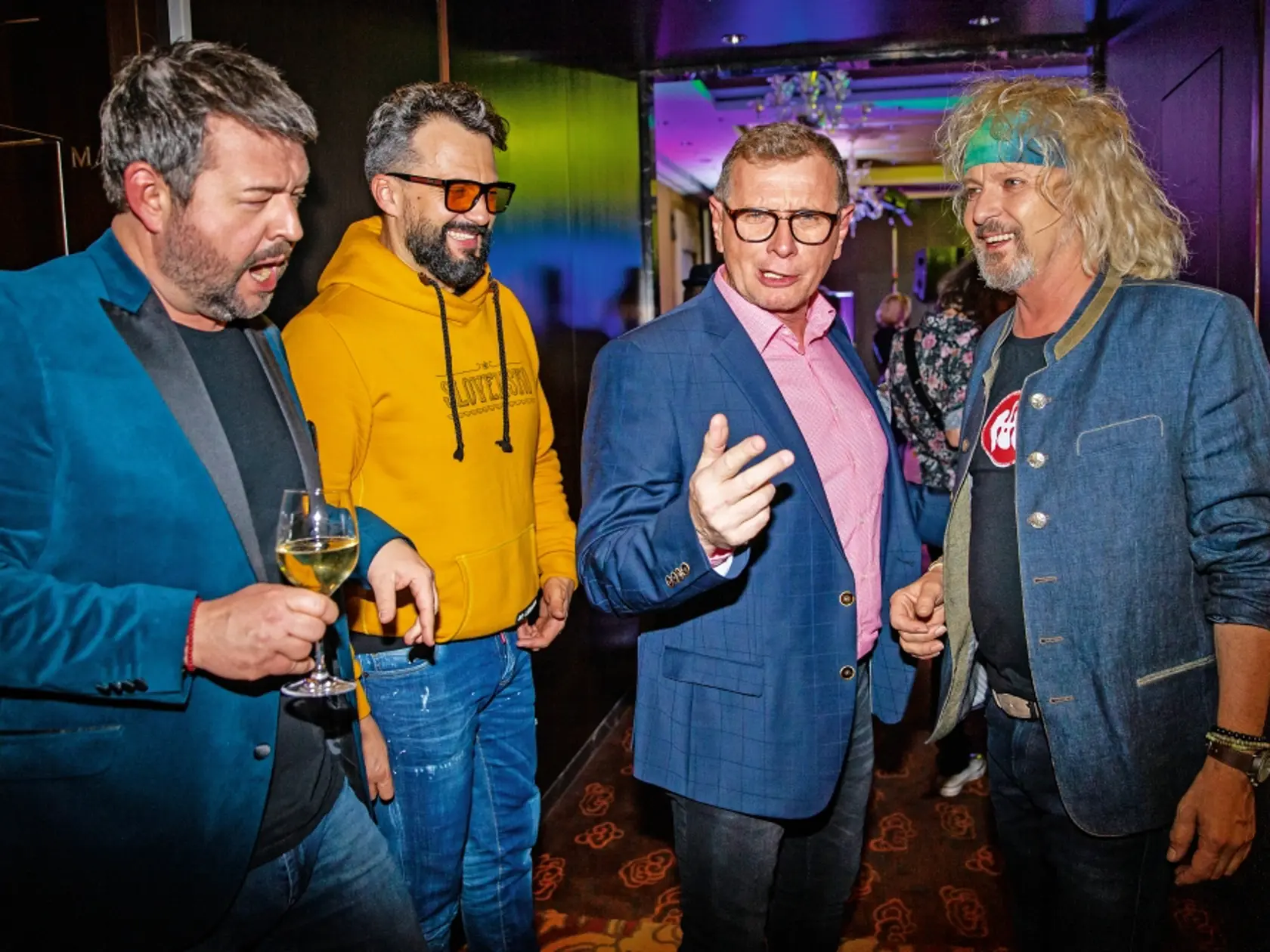Keď sa Michal Hudák (50), Marián Čekovský (42), Vlado Voštinár (56) a Peter  Nagy (60) vyskytnú naraz na jednom mieste, je to doslova uragán smiechu.