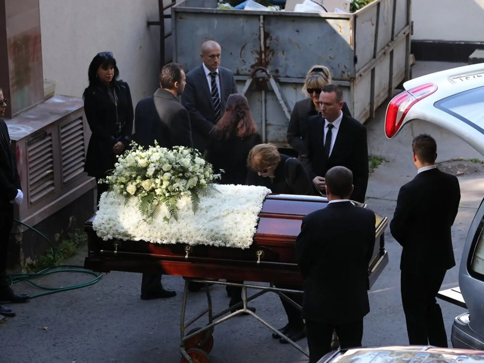 S milovaným manželom a otcom sa skutočne naposledy rozlúčili Ivana, Dominika i Lucie. A to priamo na dvore Krematória Motol.