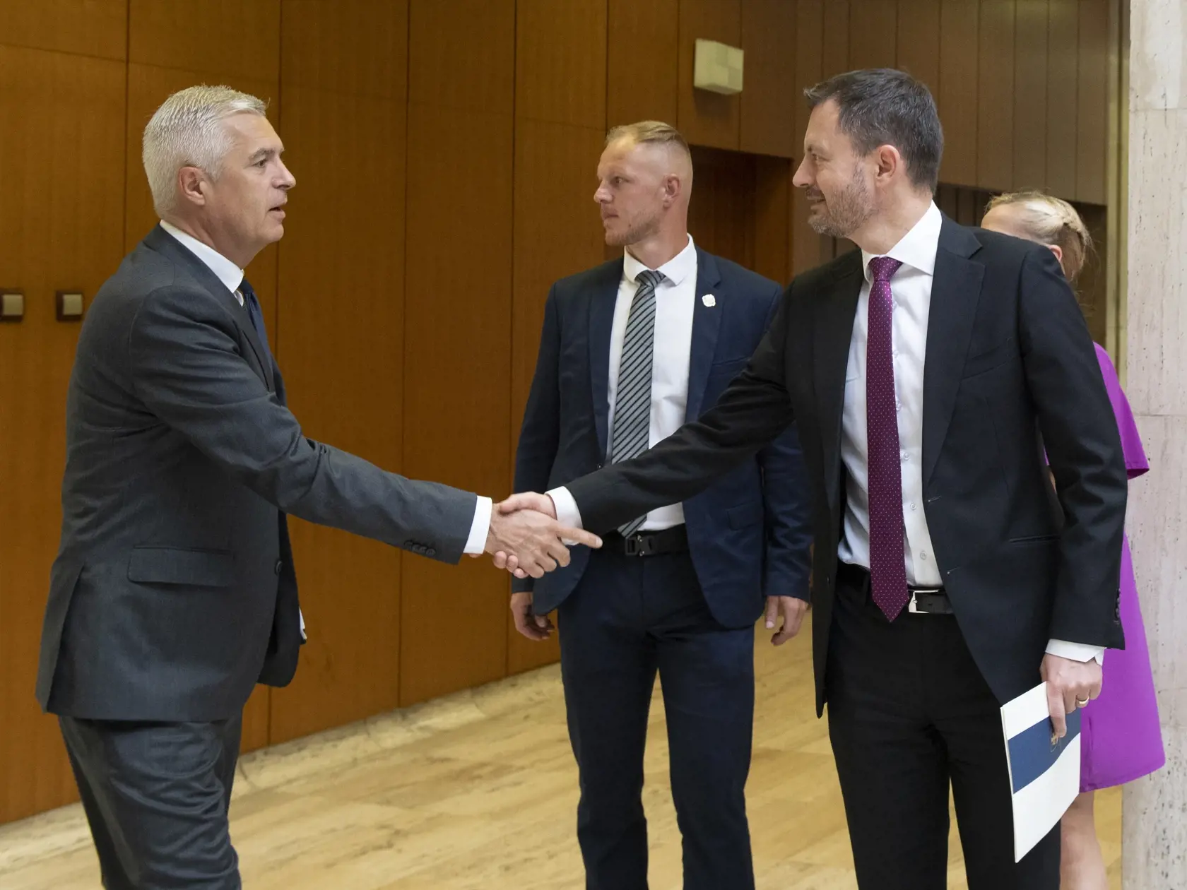 Na snímke vpravo predseda vlády SR Eduard Heger (OĽaNO) a vľavo minister zahraničných vecí a európskych záležitostí SR Ivan Korčok (nominant SaS) pred rokovaní vlády SR  1. júla 2022 v Bratislave.