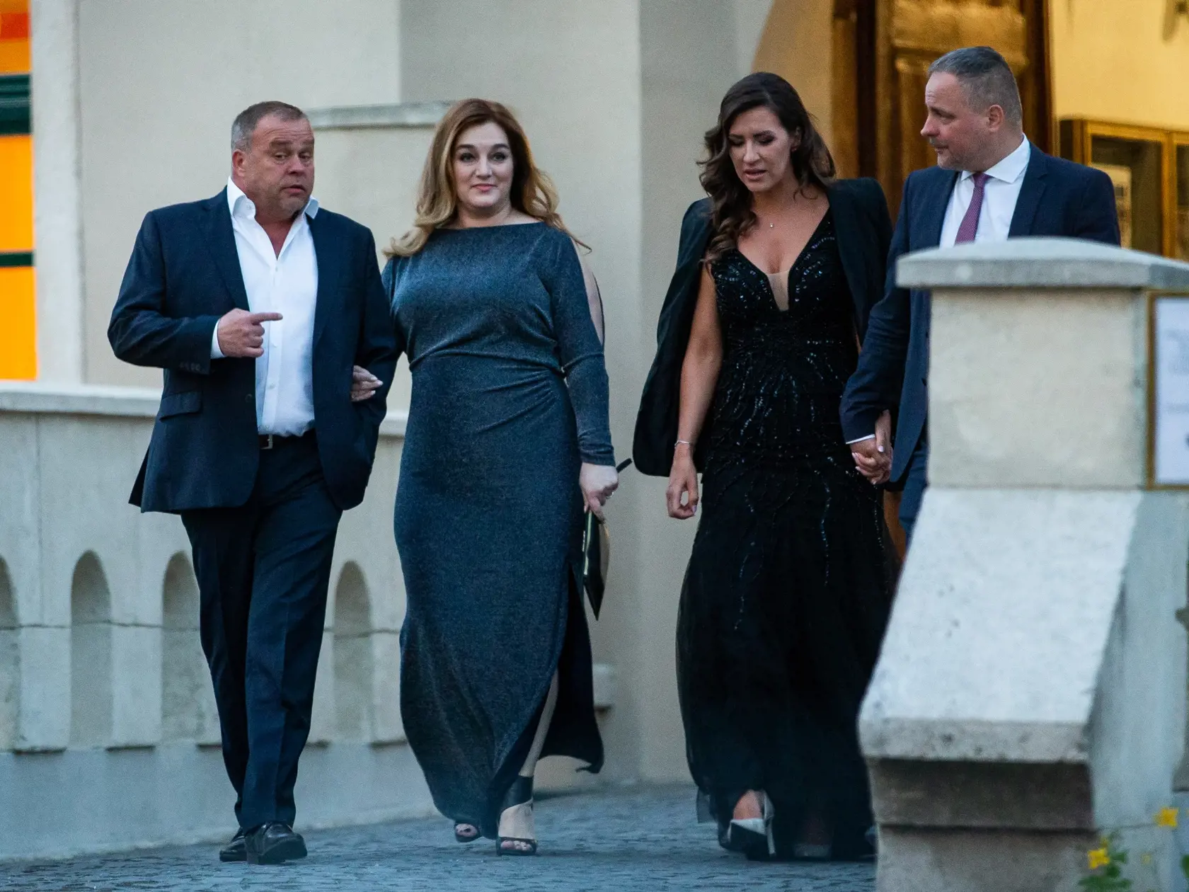 Príchod hostí na svadobnú oslavu Gabriely Drobovej a Karola Rumana do zámku v Pezinku. Na snímke Juraj Droba a Miroslava Valovičová.
