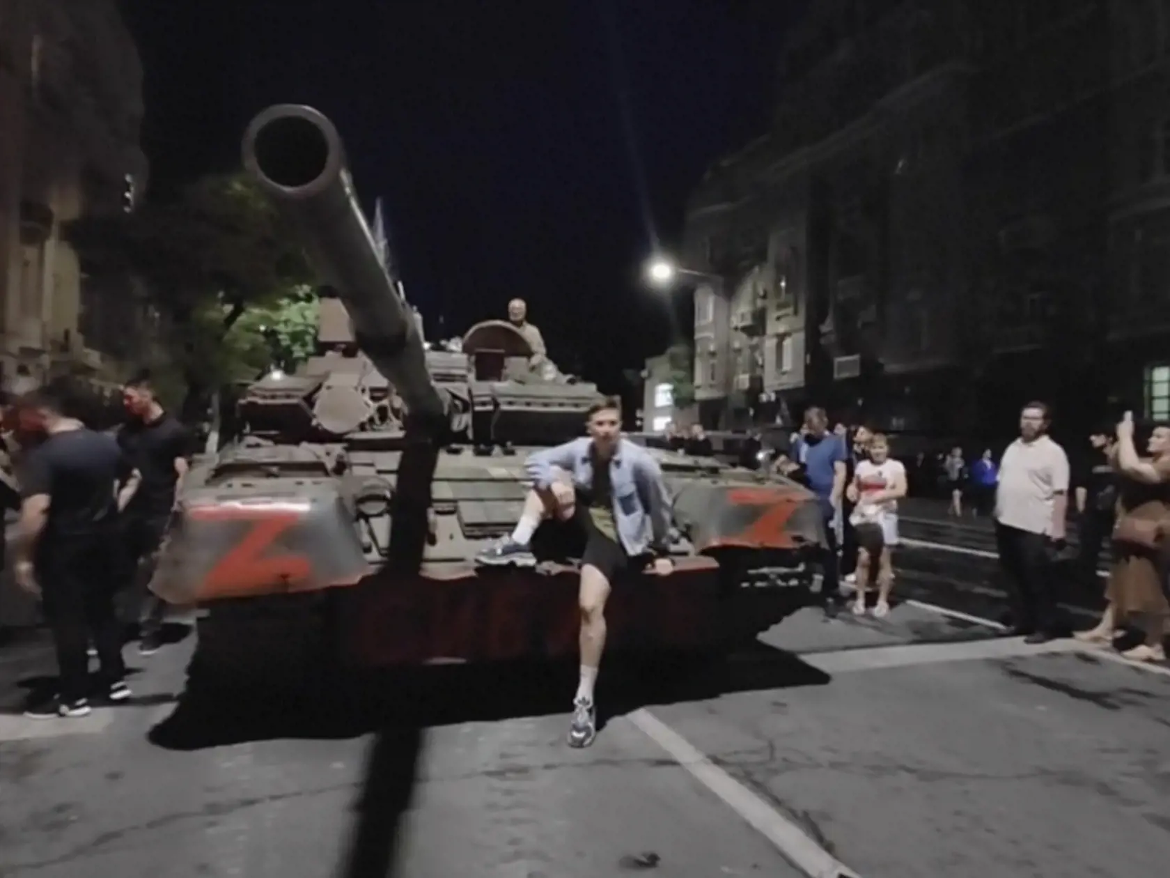 Na snímke z videa obyvatelia juhoruského mesta Rostov na Done fotia tank na ulici v sobotu 24. júna 2023. Žoldnieri z Vagnerovej skupiny sa stiahli z mesta Rostov na Done, ktoré v sobotu ráno obsadili.