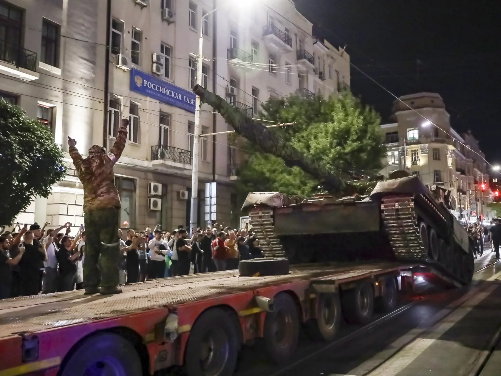 Na snímke žoldnieri z Vagnerovej skupiny nakladajú svoj tank na nákladné auto na ulici v Rostove na Done v Rusku v sobotu 24. júna 2023 predtým, ako opustia oblasť pri veliteľstve Južného vojenského okruhu. Hovorca Kremľa Dmitrij Peskov uviedol, že jednotky Jevgenija Prigožina, ktoré sa k nemu pripojili v povstaní, nebudú čeliť trestnému stíhaniu.