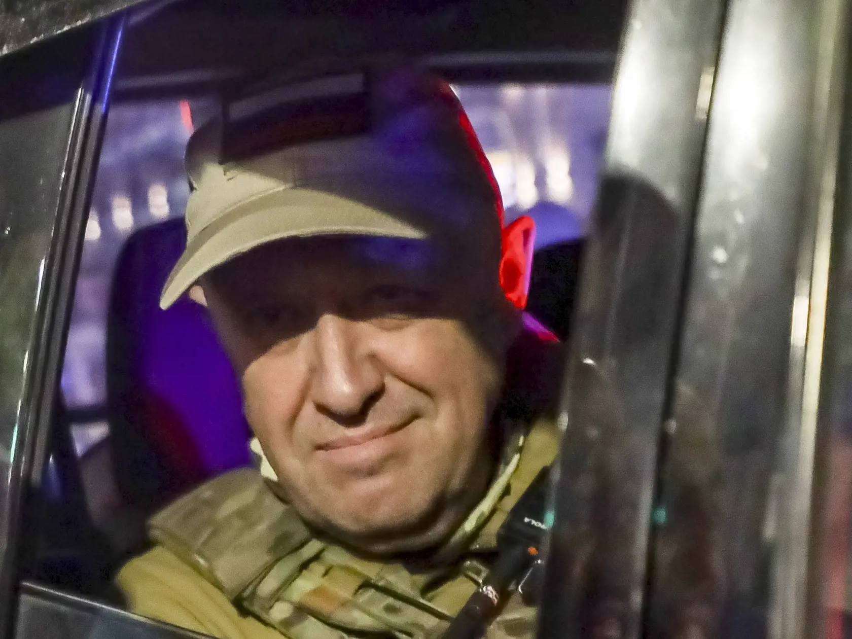 Na snímke vodca Vagnerovej skupiny Jevgenij Prigožin sa pozerá z vojenského vozidla na ulicu v Rostove na Done v Rusku pri odchode z veliteľstva Južného vojenského okruhu v sobotu 24. júna 2023. Hovorca Kremľa Dmitrij Peskov uviedol, že jednotky Jevgenija Prigožina, ktoré sa k nemu pripojili v povstaní, nebudú čeliť trestnému stíhaniu.