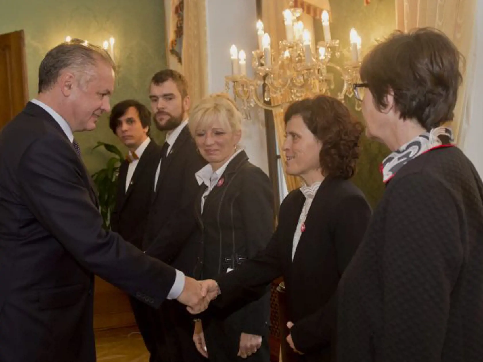 Na snímke vľavo prezident SR Andrej Kiska prijal tohtoročných držiteľov ocenenia "Biela Vrana" a zástupcov mimovládnych organizácií 27. novembra 2014 v Bratislave. Na snímke sprava v pozadí zástupca občianskeho združenbia Aliancia Fair Play Fero Paulíny, poverený výkonný riaditeľ Via Uris Milan Šagát, ocenené Ľubica Lapinová, Zuzana Pechočiaková a manželka oceneného Ľudmila Pastierová. FOTO TASR - Martin Baumann