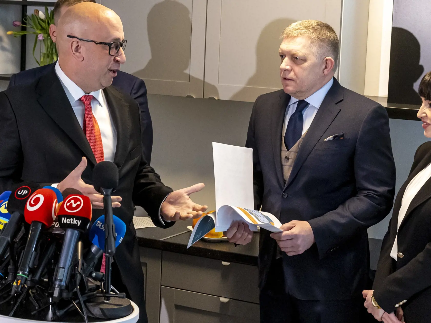 Tlačová konferencia predsedu vlády SR Roberta Fica a ministra dopravy SR Jozefa Ráža. Na snímke je premiér SR Robert Fico, riaditeľka agentúry Eva Lisová a minister dopravy Jozef Ráž.