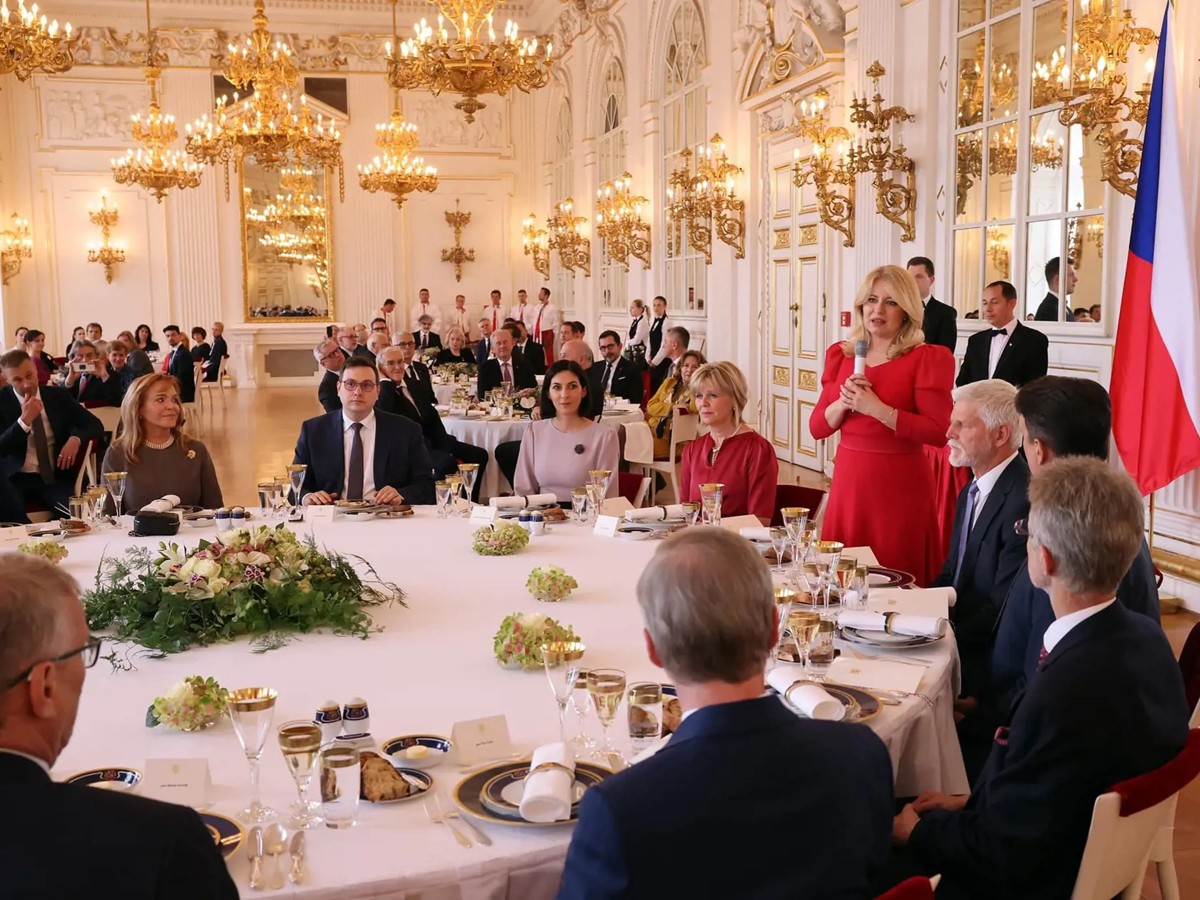 „Vyvrcholením rozlúčkovej návštevy v Prahe bol slávnostný obed, na ktorý pán prezident a prvá dáma pozvali viac ako stovku českých a slovenských osobností, ktoré svojim osobným príbehom a prácou stelesňujú mimoriadne vzťahy medzi našimi národmi a krajinami.“