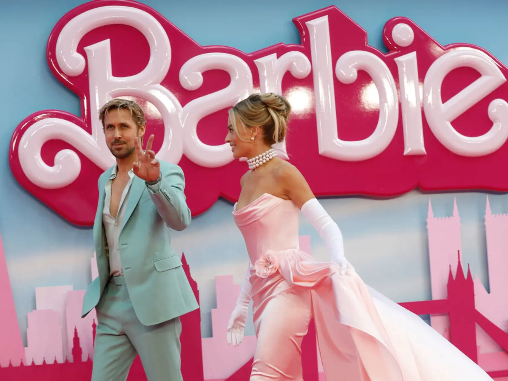Herečka Margot Robbie na londýnskej premiére jej nového filmu Barbie, kde si spolu s Ryanom Goslingom zahrali ústrednú dvojicu – Barbie a Kena.