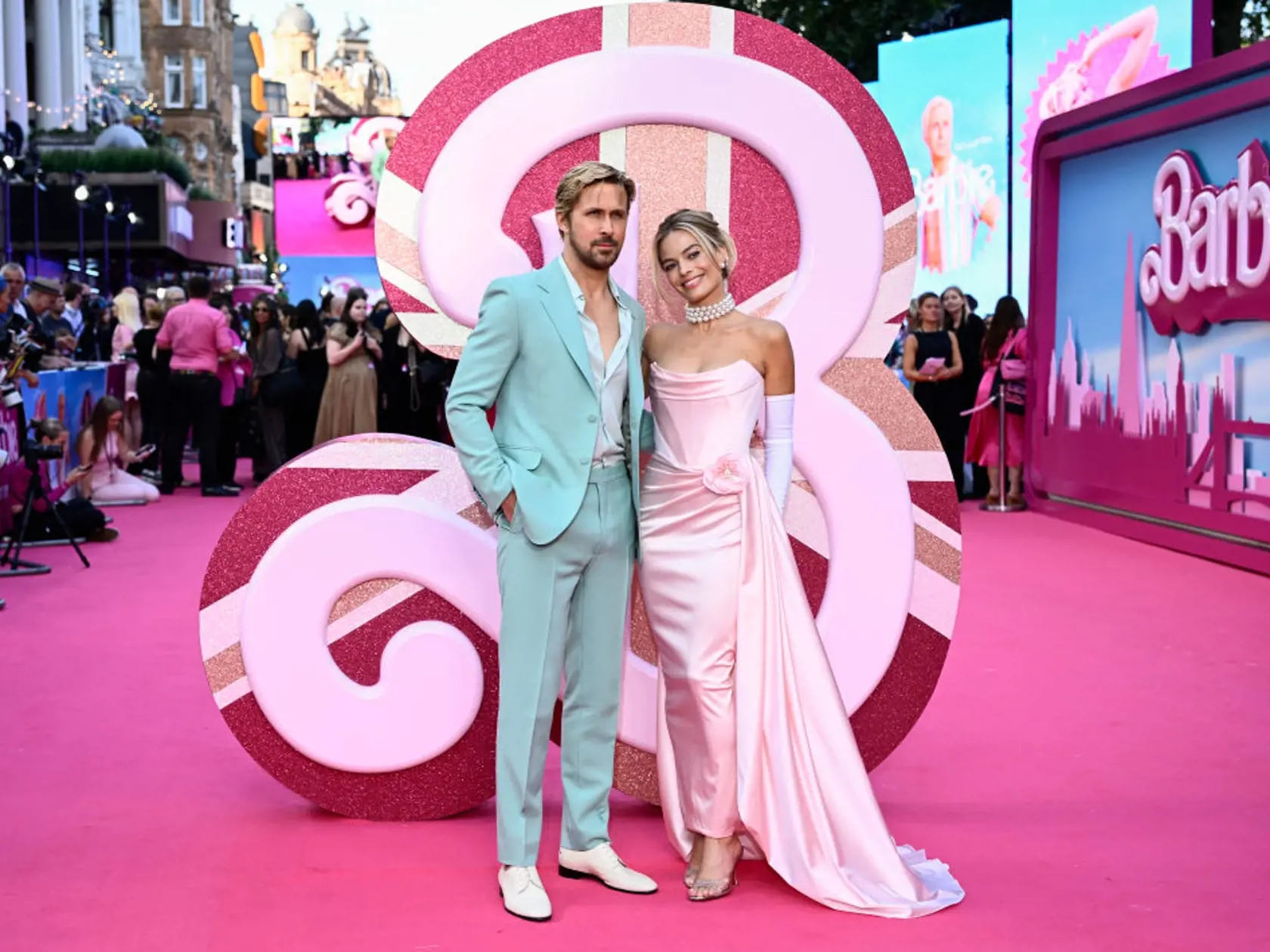 Herečka Margot Robbie na londýnskej premiére jej nového filmu Barbie, kde si spolu s Ryanom Goslingom zahrali ústrednú dvojicu – Barbie a Kena.