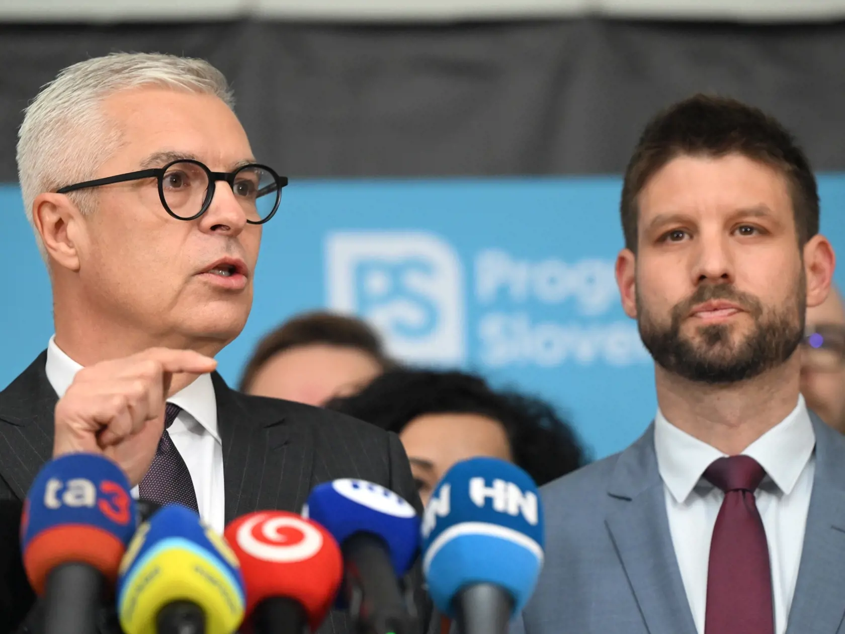 Na snímke zľava bývalý minister zahraničných vecí a neúspešný prezidentský kandidát Ivan Korčok a líder Progresívneho Slovenska (PS) Michal Šimečka počas tlačovej konferencie v Bratislave 11. novembra 2024. Do opozičného hnutia PS vstupuje exminister zahraničných vecí a neúspešný prezidentský kandidát Ivan Korčok. FOTO TASR - Martin Baumann
