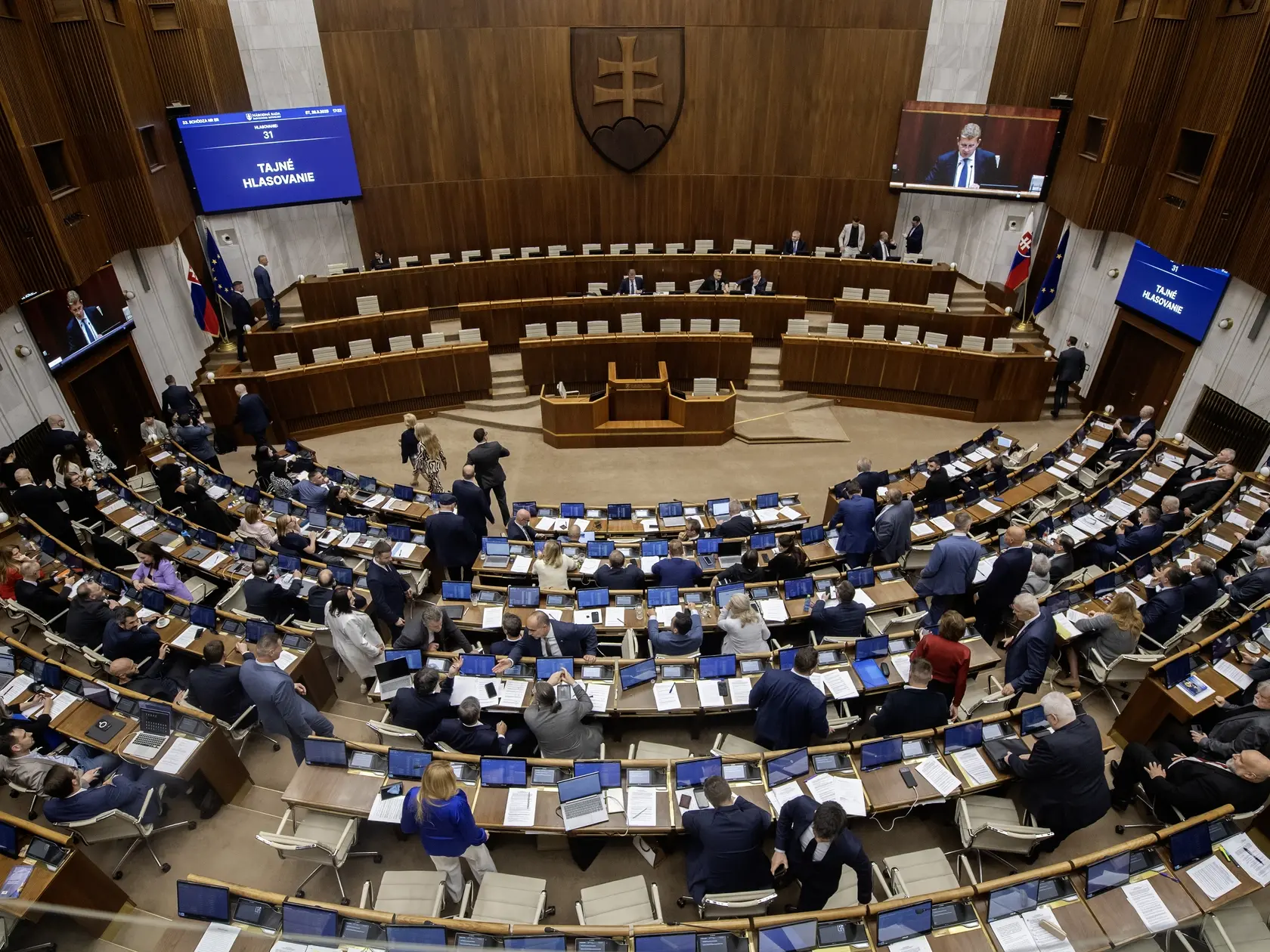 Poslanci Národnej rady (NR) SR počas tajného hlasovania predsedu parlamentu na 33. schôdzi NR SR 26. marca 2025 v Bratislave. Poslanci NR SR pristúpili v stredu podvečer k voľbe predsedu parlamentu a k voľbe predsedu Výboru NR SR pre pôdohospodárstvo a životné prostredie. Volia ich v tajnom hlasovaní. Na post šéfa NR SR kandiduje podpredseda Hlasu-SD Richard Raši, na jeho zvolenie je potrebných aspoň 76 hlasov. FOTO TASR - Martin Baumann