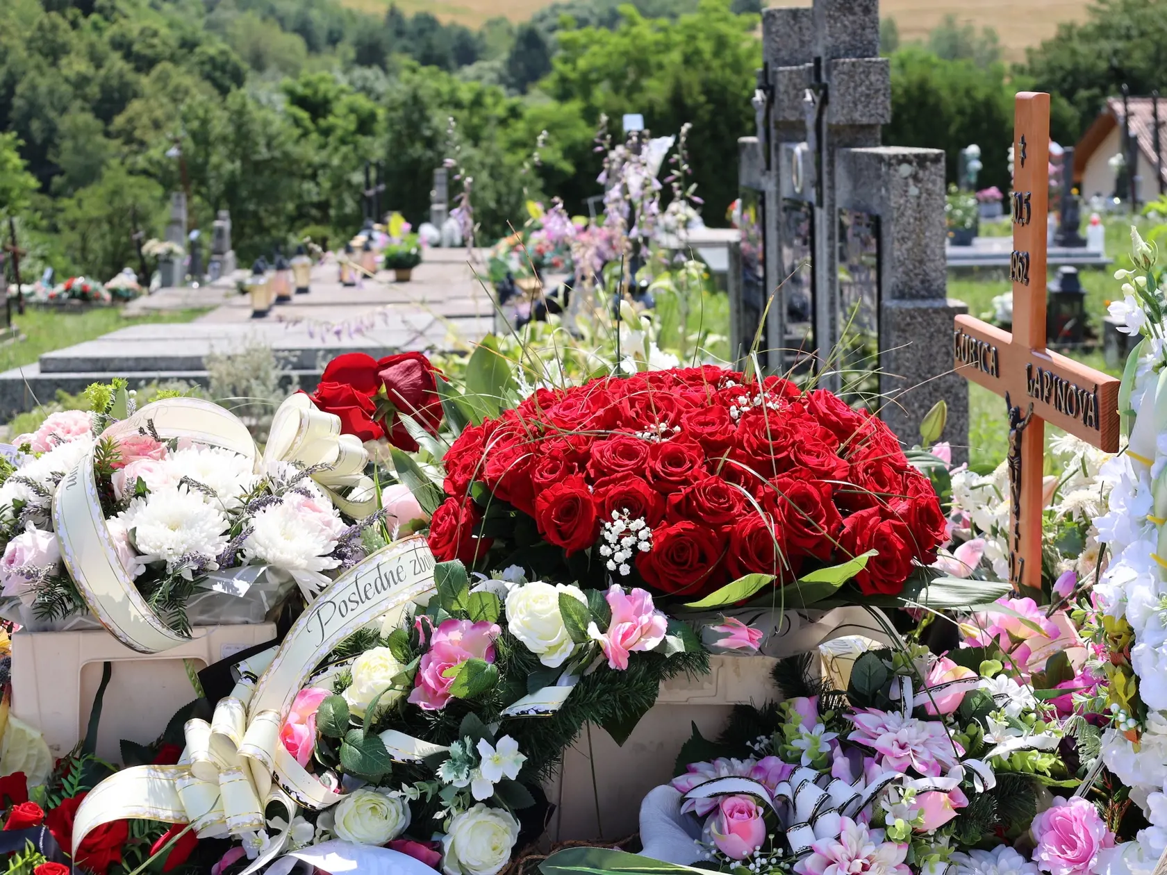 Dojemným momentom poslednej rozlúčky bolo aj to, že okrem iných vzdala poctu známej aktivistke aj prezidentka Zuzana Čaputová prezidentským vencom prineseným čestnou strážou, čo podľa slov starostu tiež “potvrdilo význam tohto človeka”.