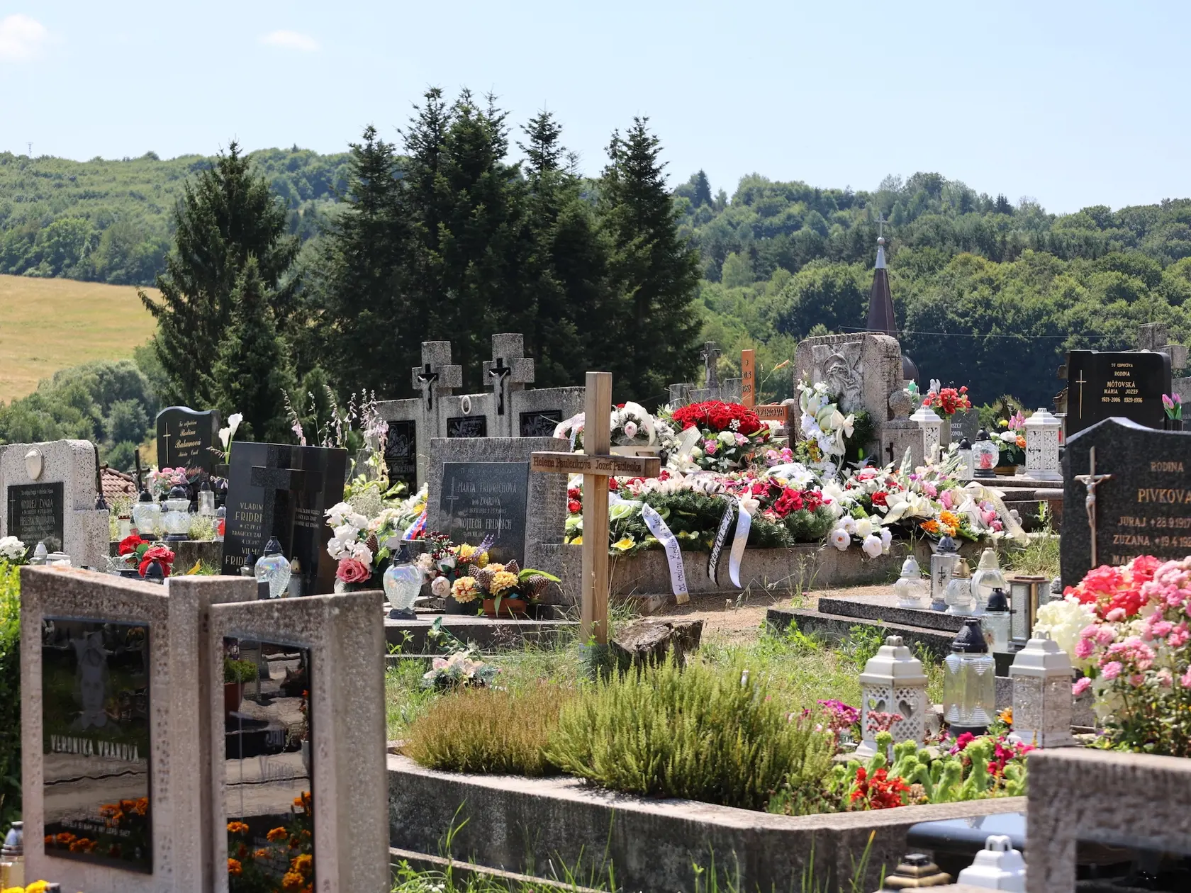 Sesternice sú pochované na cintoríne v obci Podkriváň.