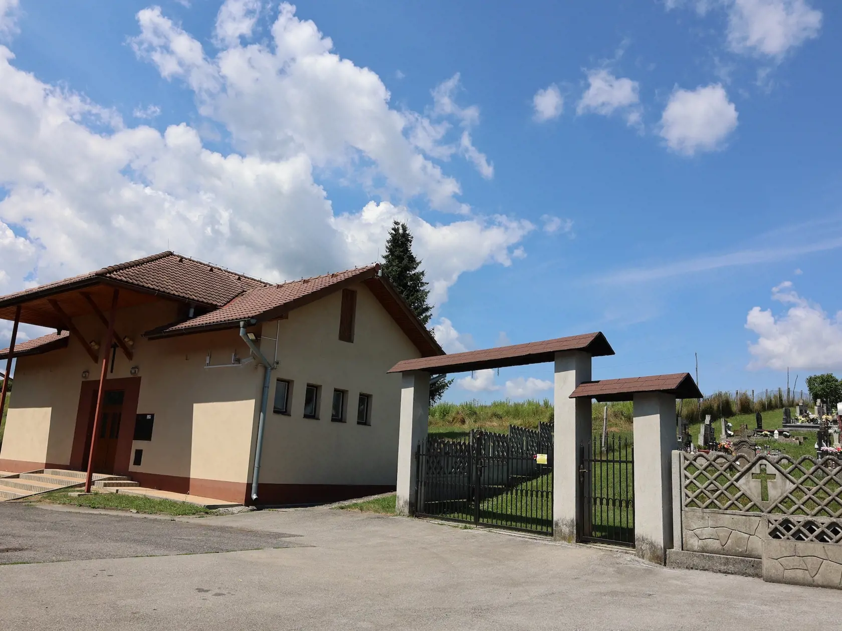 Posledná rozlúčka s bojovníčkou za spravodlivosť, Ľubicou Lapinovou, prebehla v stredu (12.7.) na cintoríne v obci Podkriváň (okr. Detva) v pokojnom duchu, avšak zároveň bol celý priebeh veľmi emotívny.