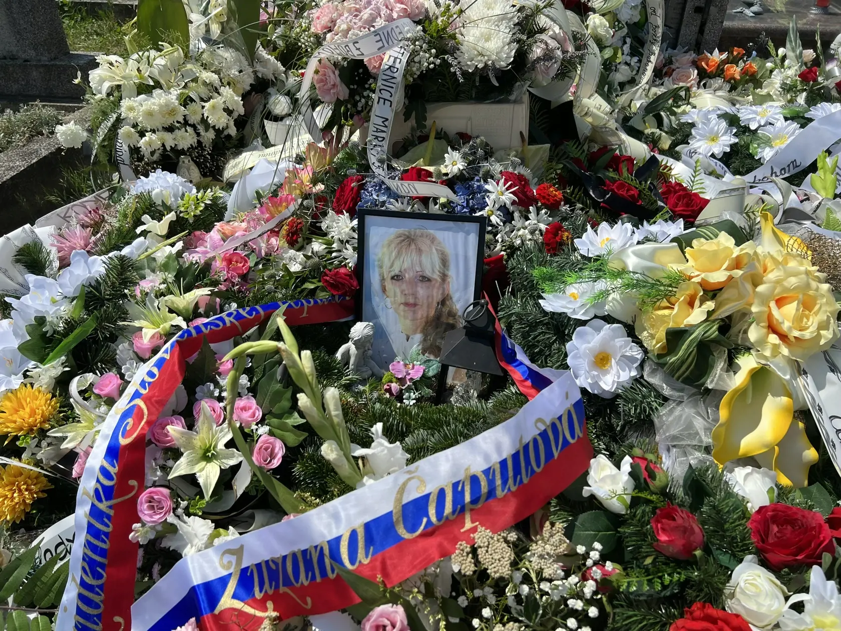 Dojemným momentom poslednej rozlúčky bolo aj to, že okrem iných vzdala poctu známej aktivistke aj prezidentka Zuzana Čaputová prezidentským vencom prineseným čestnou strážou, čo podľa slov starostu tiež “potvrdilo význam tohto človeka”.