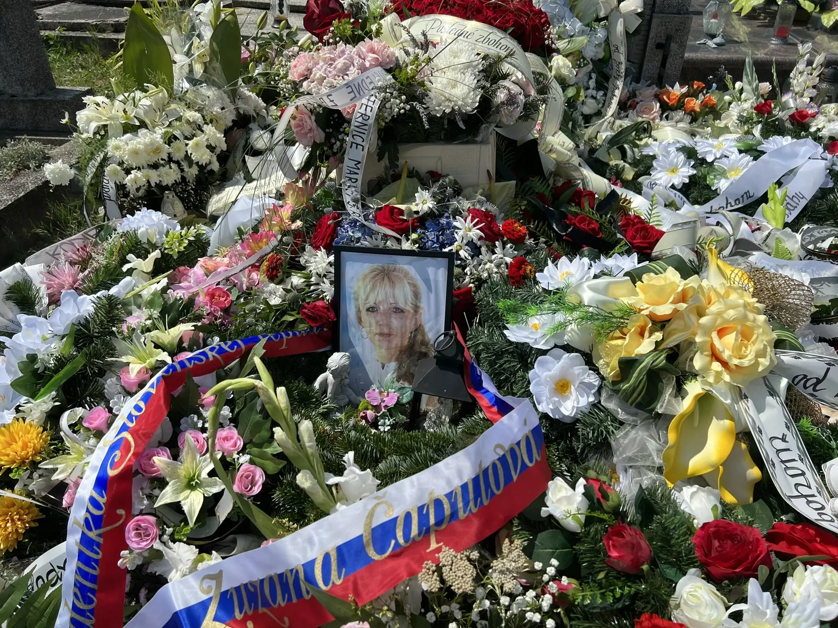 Dojemným momentom poslednej rozlúčky bolo aj to, že okrem iných vzdala poctu známej aktivistke aj prezidentka Zuzana Čaputová prezidentským vencom prineseným čestnou strážou, čo podľa slov starostu tiež “potvrdilo význam tohto človeka”.