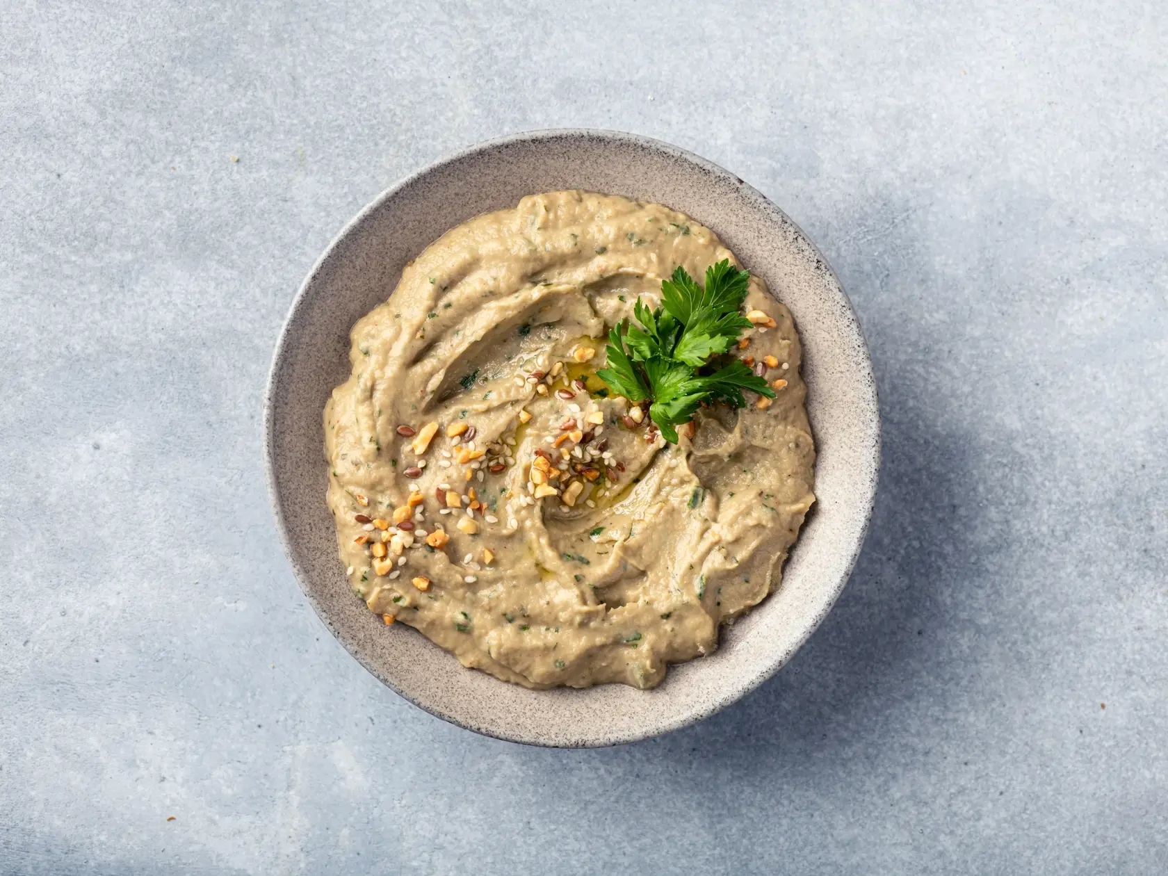 Hummus si ľahko vyrobíte aj doma. Ak sa Vám nechce, určite si v obchode prečítajte zloženie. Na prvom mieste je zložka, ktorej je vo výrobku najviac.