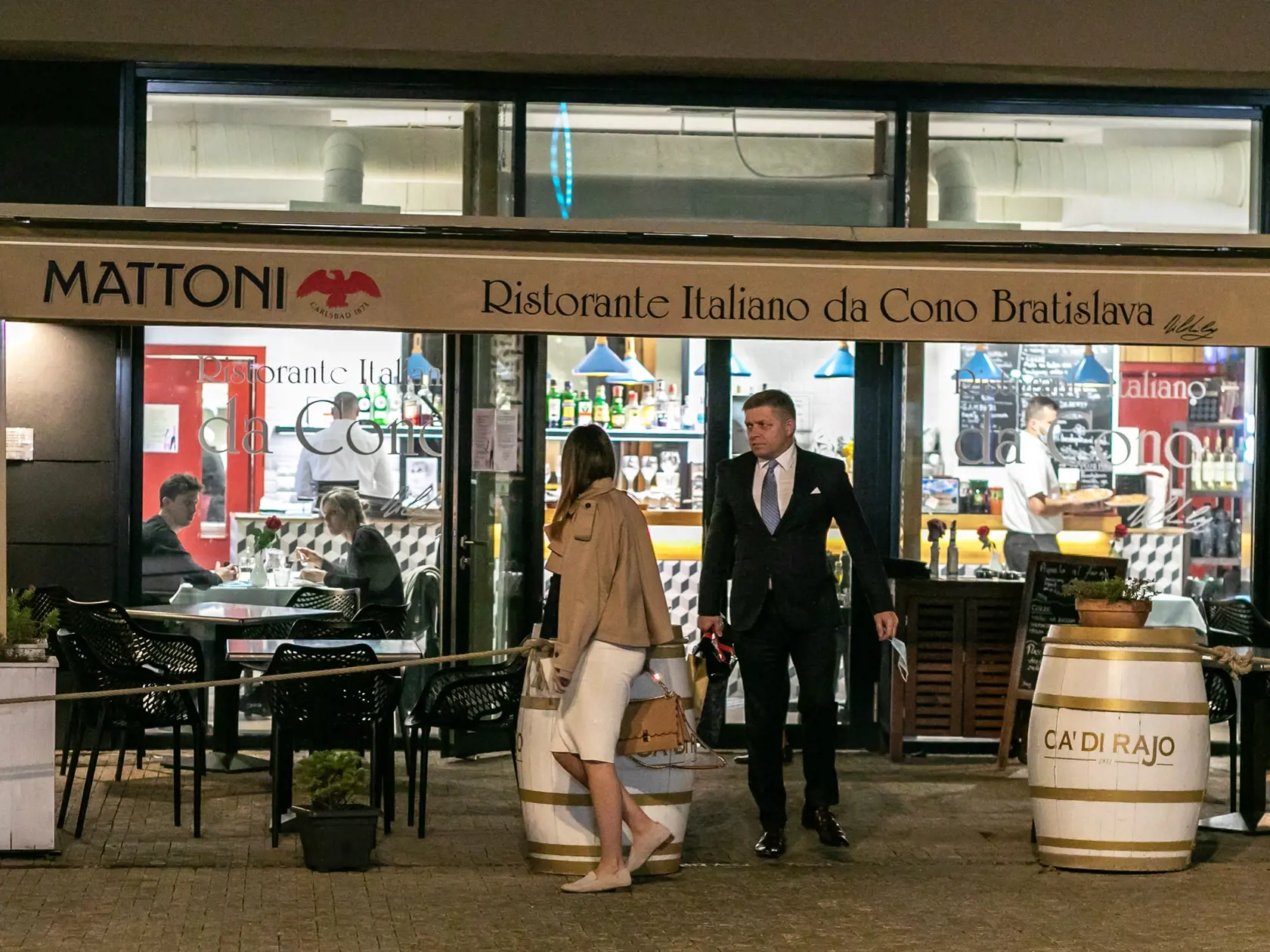 Na snímke predseda politickej srany SMER - SD Robert Fico a Katarína Szalayová ako spoločne večerajú a následne odchádzajú z reštaurácie. 