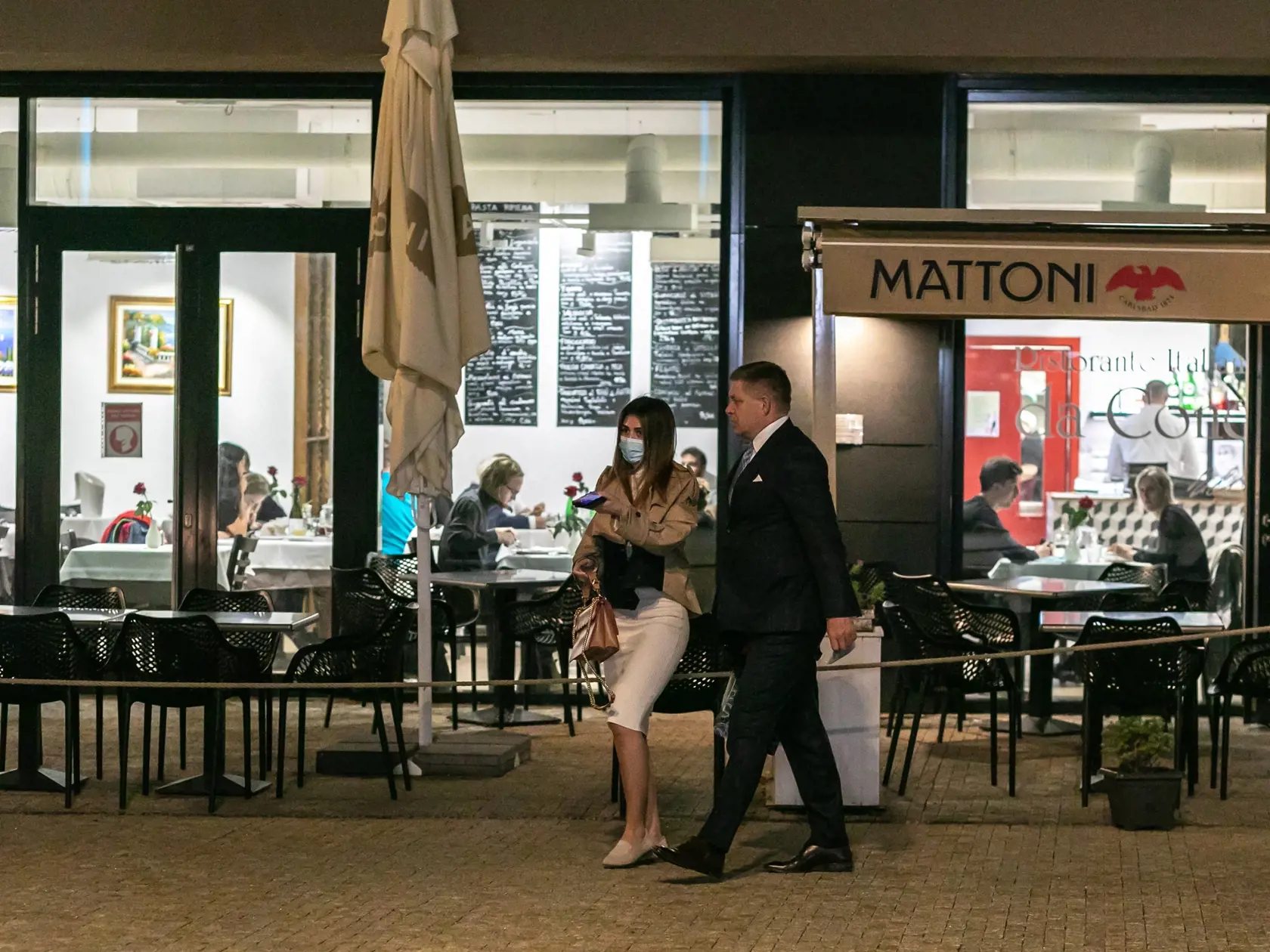 Na snímke predseda politickej srany SMER - SD Robert Fico a Katarína Szalayová ako spoločne večerajú a následne odchádzajú z reštaurácie. 