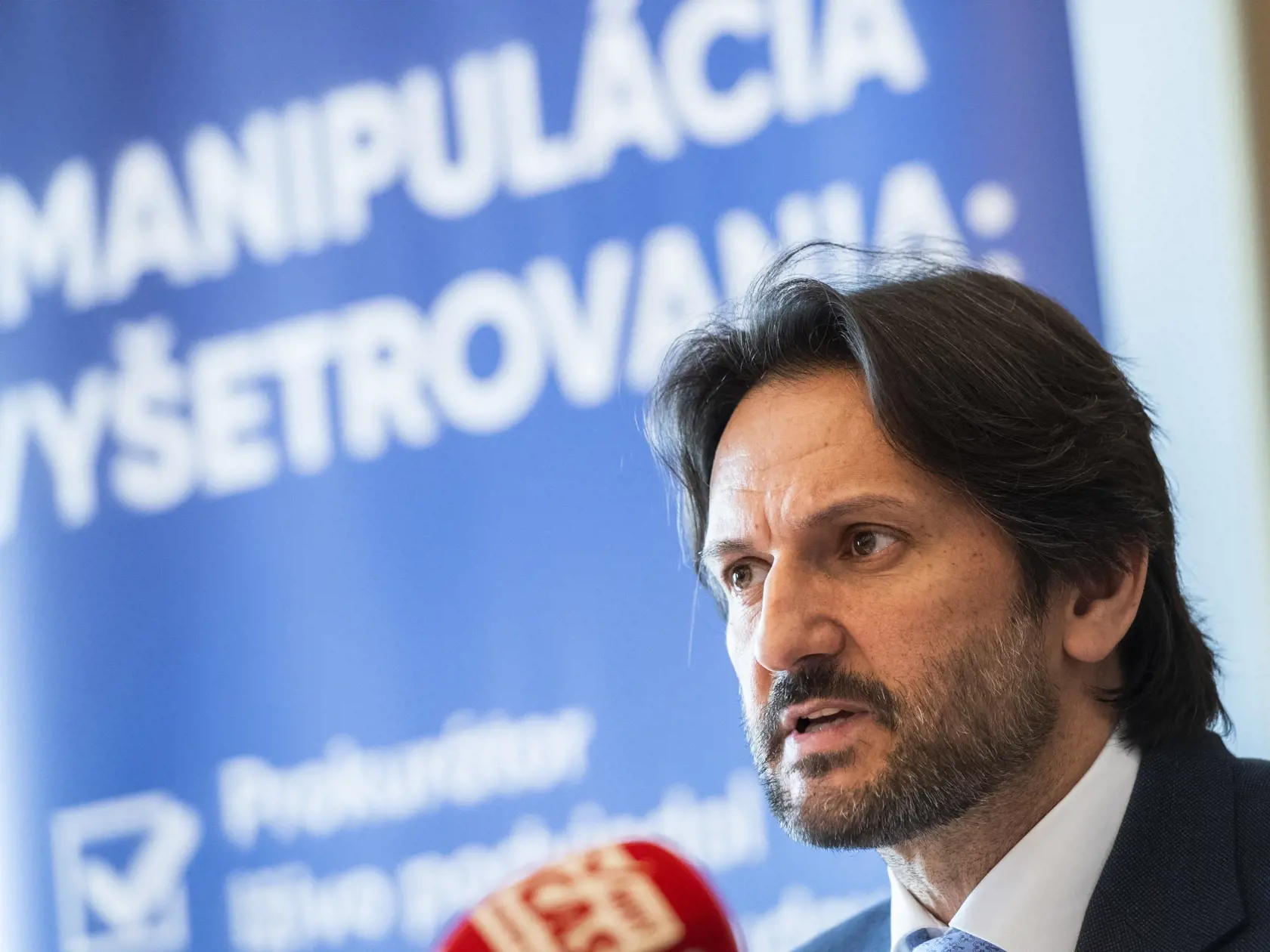 Na otázku, či rátal s tým, že prijatie Szalayovej vyvolá záujem médií, ktoré ho budú kvôli tomu atakovať reagoval Robert Kaliňák slovami: „Nie sme atakovaný...Ja som rád...Ona je veľmi kvalitný právnik, ešte k tomu má špecializáciu trestné právo, to čo my robíme. Nie je veľa mladých absolventov právnickej fakulty, ktorí sa chcú venovať trestnému právu, lebo ich láka obchodné právo a pod.“