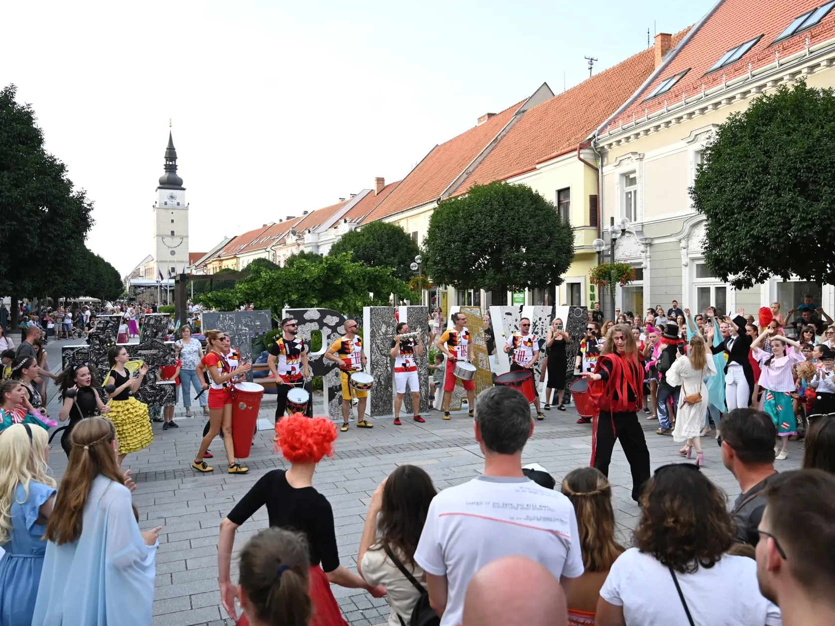 Snímka z karnevalového tanečného sprievodu pod záštitou štúdia tanca a pohybu Alegria v spolupráci s bubeníckou šou počas Garden party na Korze v Trnave v piatok 30. júna 2023. FOTO TASR - Lukáš Grinaj