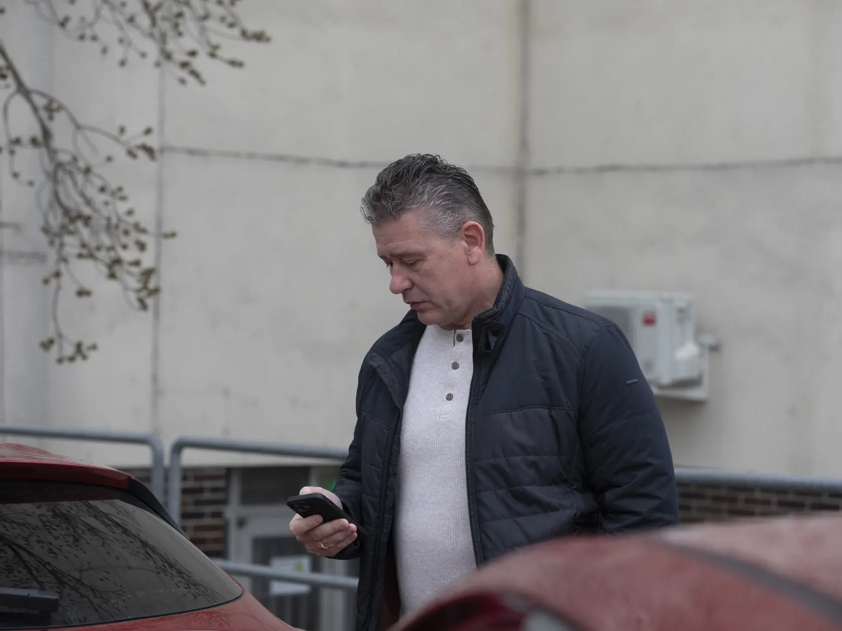 Na snimke je exminister vnútra Roman Mikulec pri odchode  z OR PZ Bratislava II.