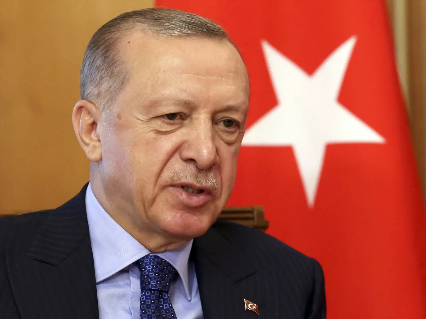 Turecký prezident Recep Tayyip Erdogan diskutuje s ruským prezidentom Vladimirom Putinom počas stretnutia v Soči v piatok 5. augusta 2022.