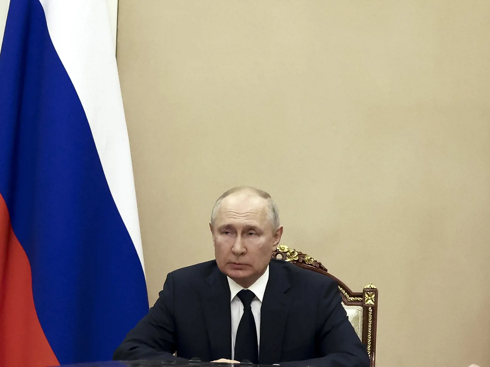 Ruský prezident Vladimir Putin predsedá stretnutiu lídrov ruských bezpečnostných zložiek v Kremli v Moskve v pondelok 26. júna 2023. Putin v pondelok osobne poďakoval lídrom ruských bezpečnostných zložiek za ich prácu počas vzbury žoldnierov Vagnerovej skupiny. Na stretnutí bol prítomný aj ruský minister obrany Sergej Šojgu, ktorý bol jedným z hlavných terčov vzbury vagnerovcov. TASR správu prezvala z agentúry AFP.
