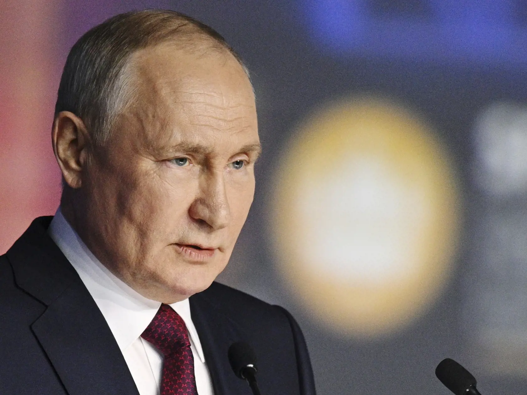 Ruský prezident Vladimir Putin vystupuje s prejavom na ekonomickom fóre v Petrohrade v piatok 16. júna 2023.