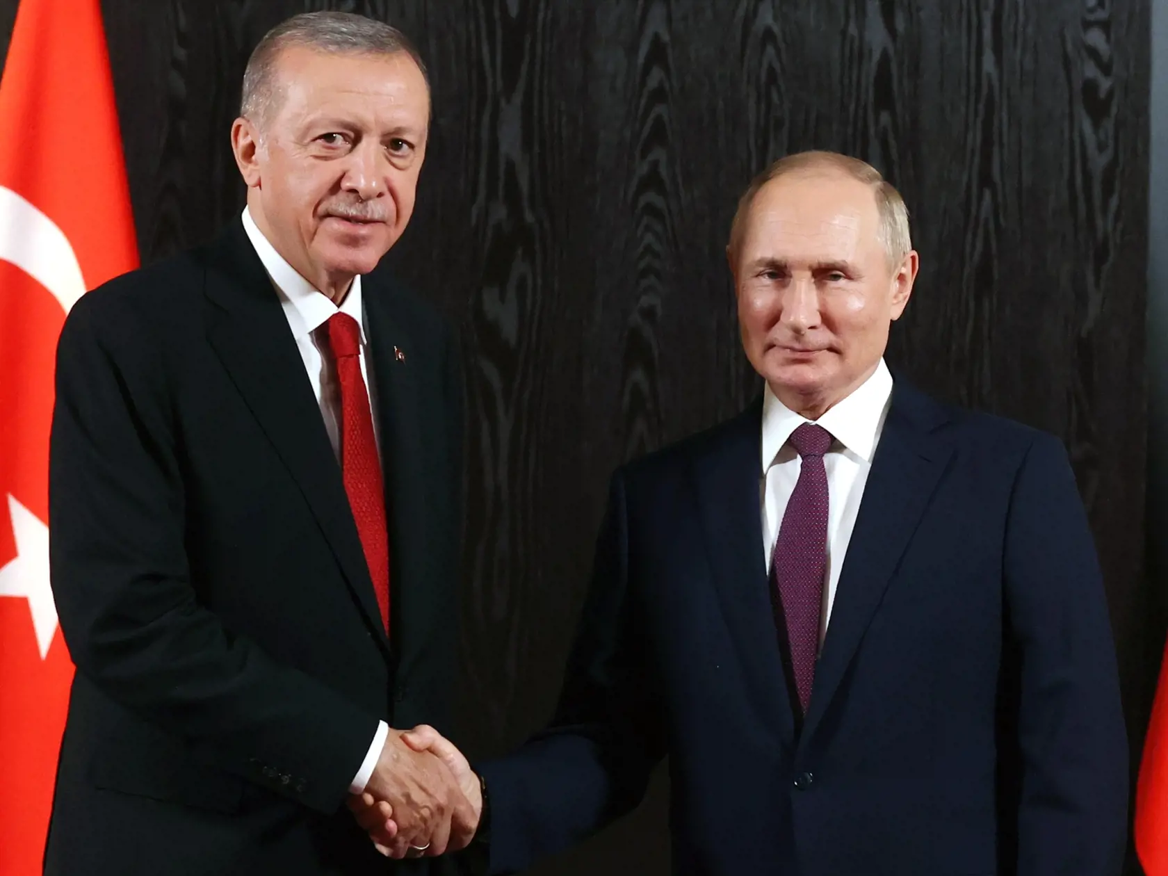 Ruský prezident Vladimir Putin (vpravo) a turecký prezident Recep Tayyip Erdogan sa zdravia počas stretnutia v rámci regionálneho summitu - Šanghajskej organizácie pre spoluprácu (SCO) - v uzbeckom meste Samarkand v piatok 16. septembra 2022.