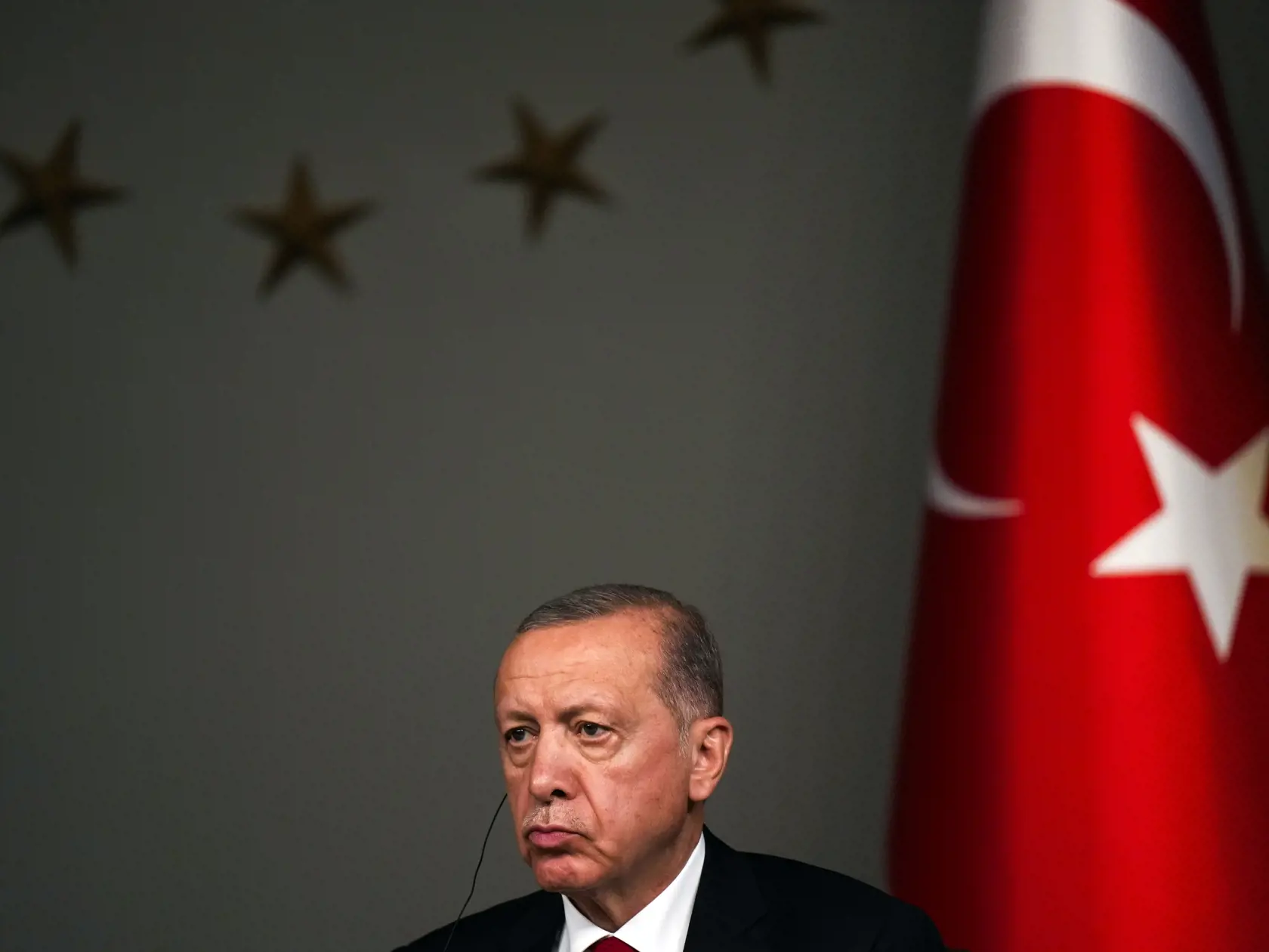 Turecký prezident Recep Tayyip Erdogan počúva otázky novinárov počas tlačovej konferencie s ukrajinským prezidentom Volodymyrom Zelenským 8. júla 2023 v Istanbule.