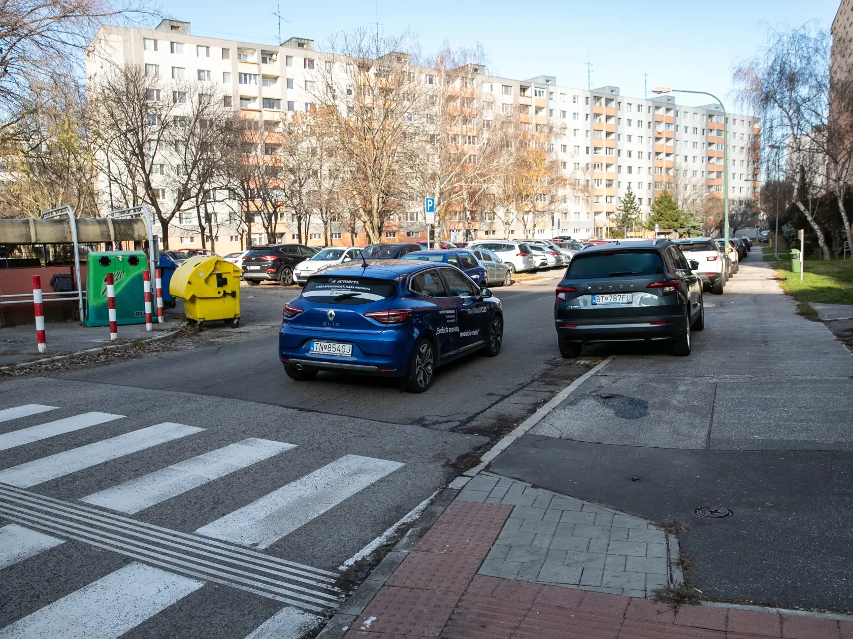 Parkovanie na chodníku v Bratislave.